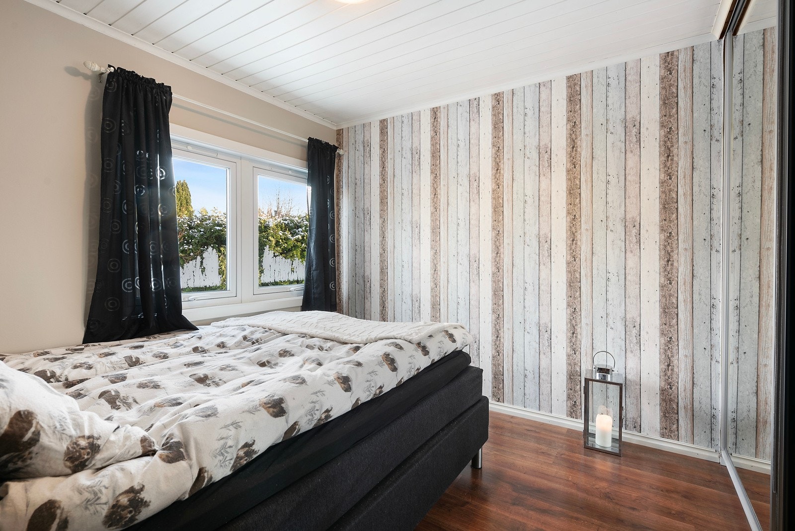 Den lyse stilen med mørke detaljer går igjen i alle rom, og skaper en gjennomført og harmonisk karakter Galleribilde