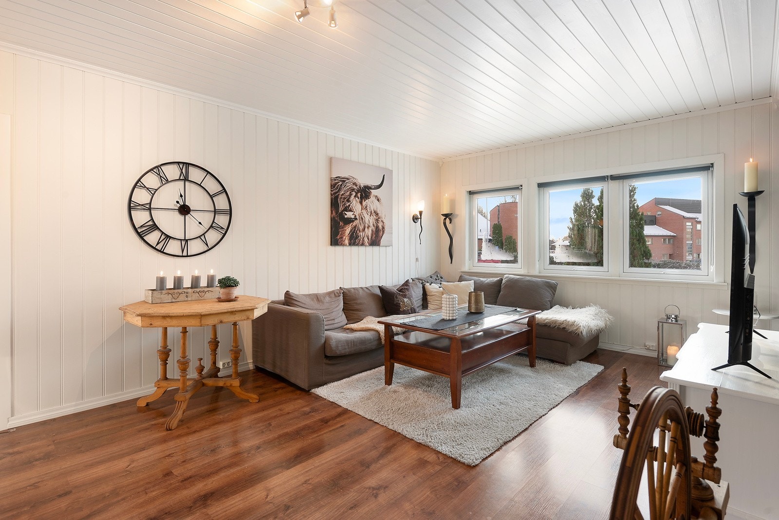 Stuen har god plass til både en komfortabel sofagruppe og en innbydende spisestue Galleribilde