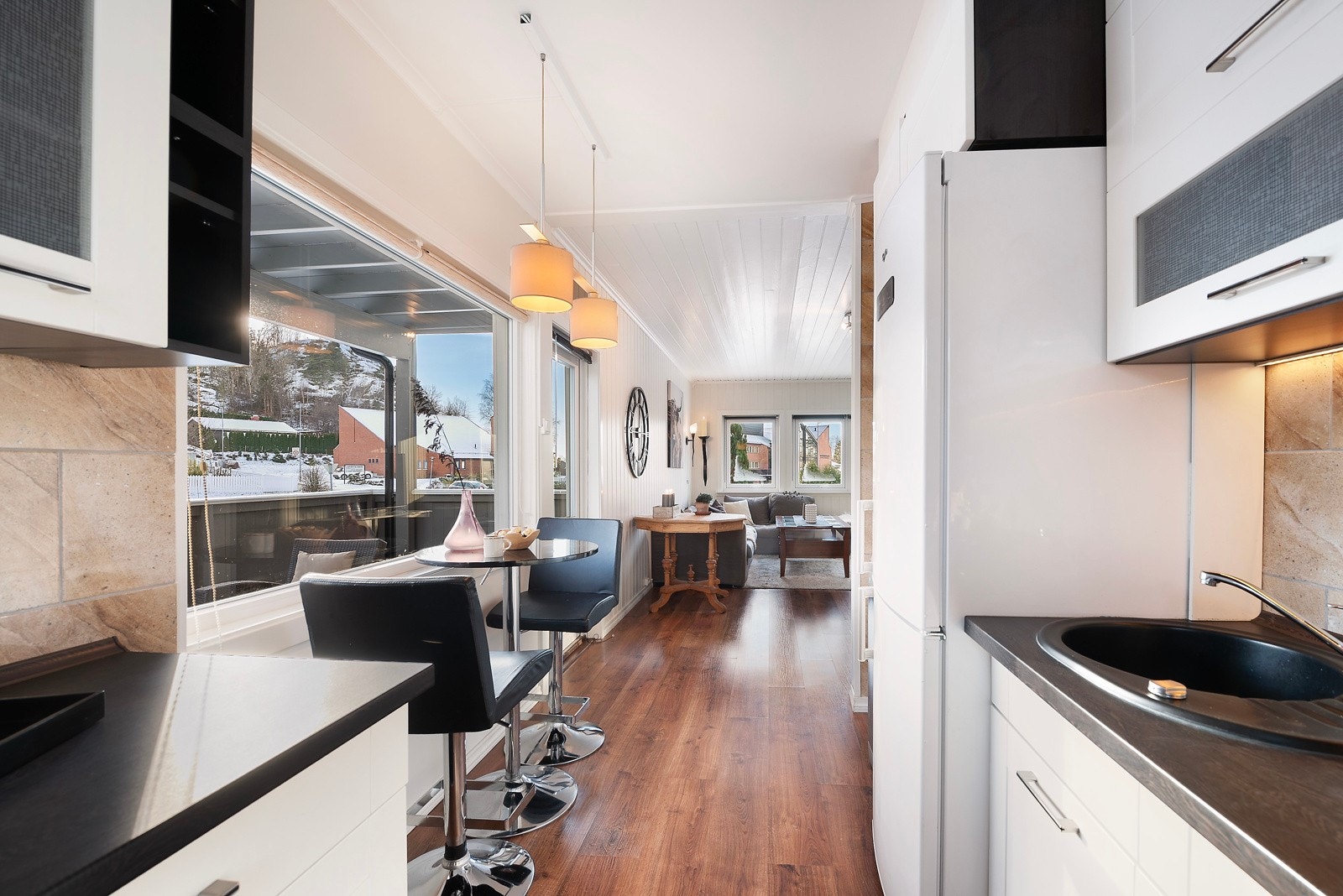 Denne leiligheten byr på en lys og luftig atmosfære, med en moderne, åpen løsning mellom stue og kjøkken samt store vindusflater som slipper inn rikelig med dagslys Galleribilde