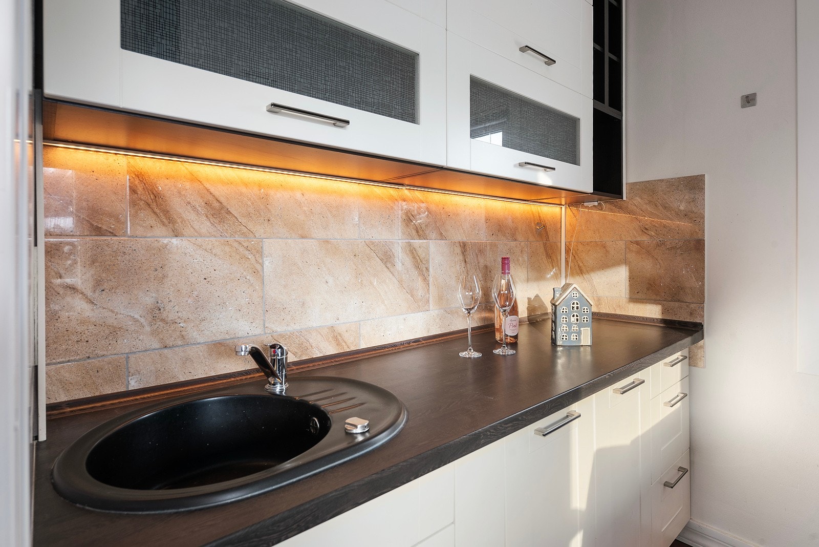 Kjøkkenet utnytter plassen effektivt og tilbyr rikelig med skapplass til tross for sin beskjedne størrelse Galleribilde