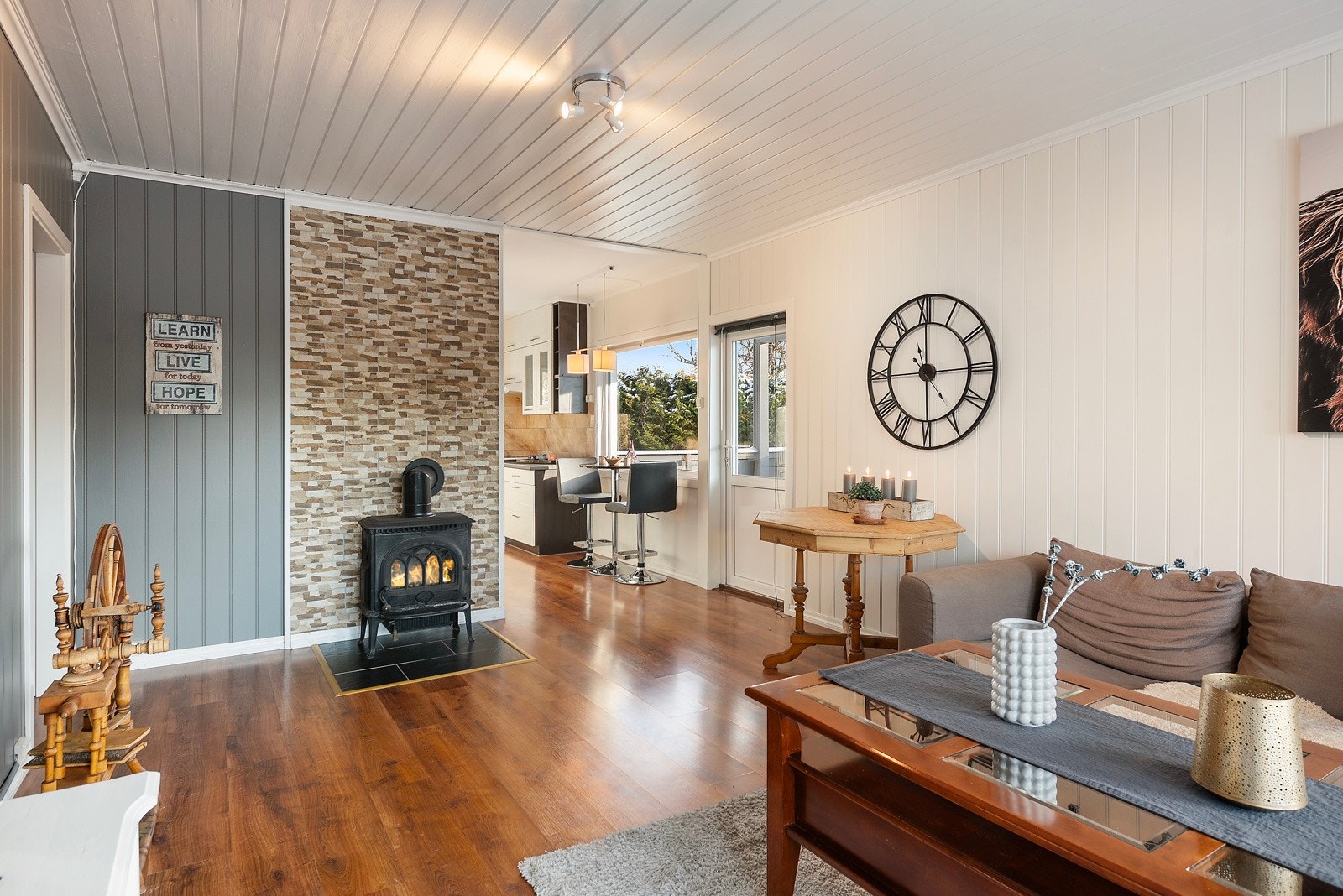 De gjennomtenkte detaljene rundt vedovnen setter prikken over i-en og skaper et unikt og koselig preg Galleribilde