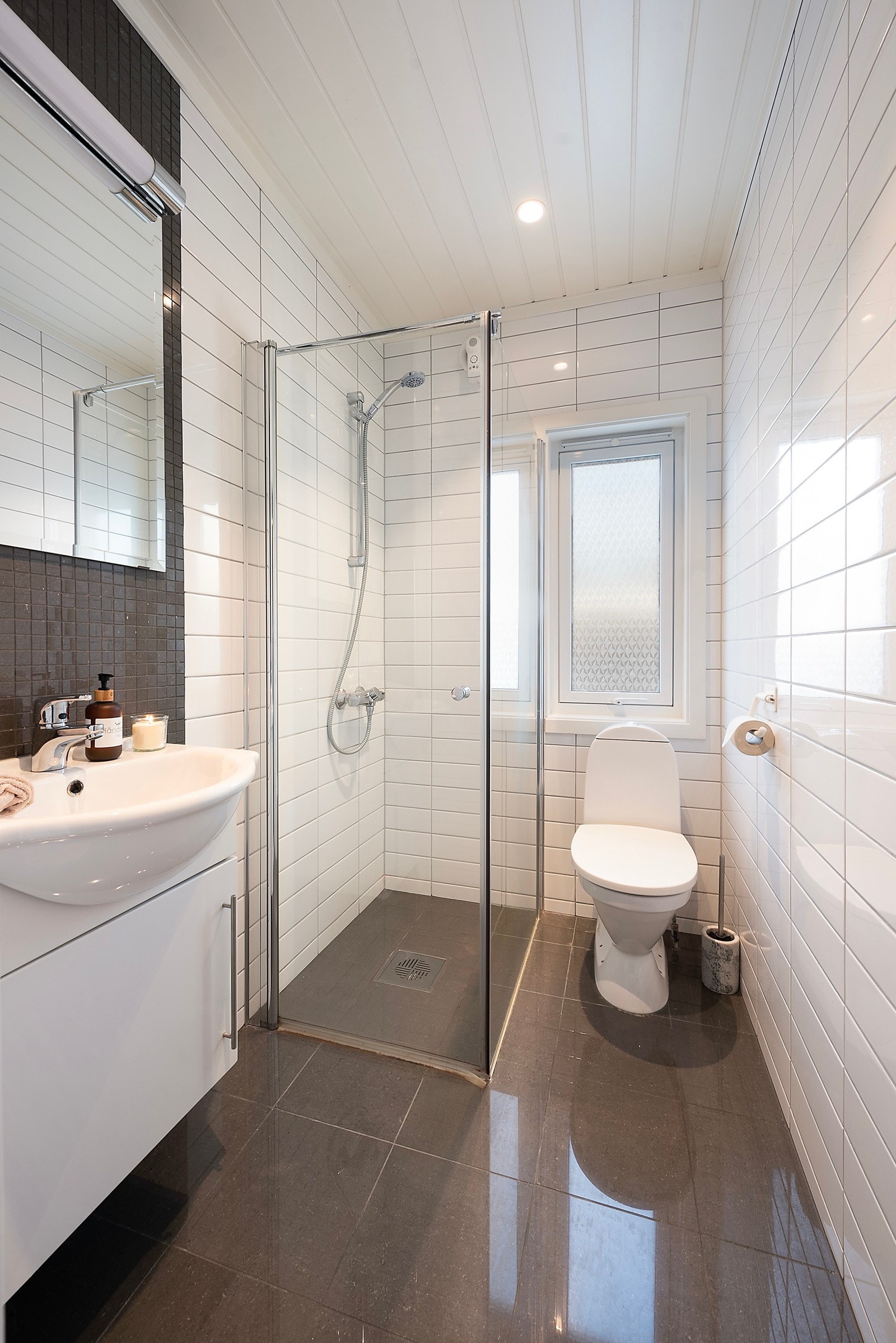 Gulvet er flislagt og har behagelige varmekabler Galleribilde