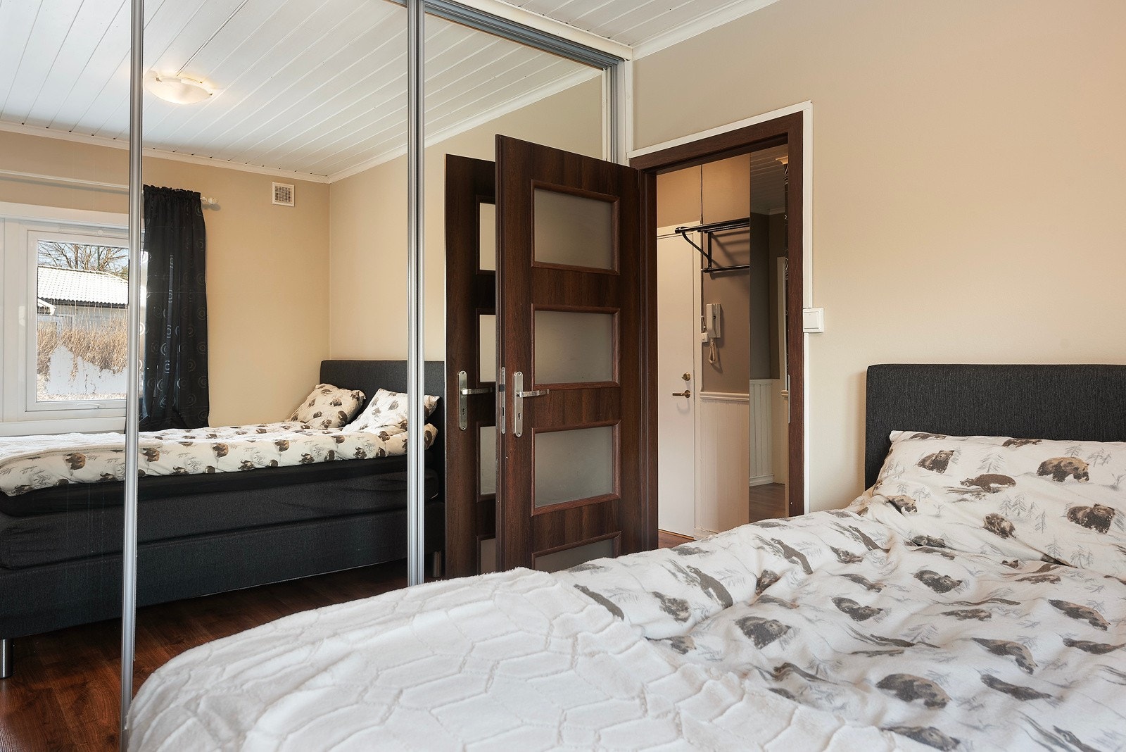 En romslig skyvedørsgarderobe med speildører som strekker seg langs hele veggen Galleribilde