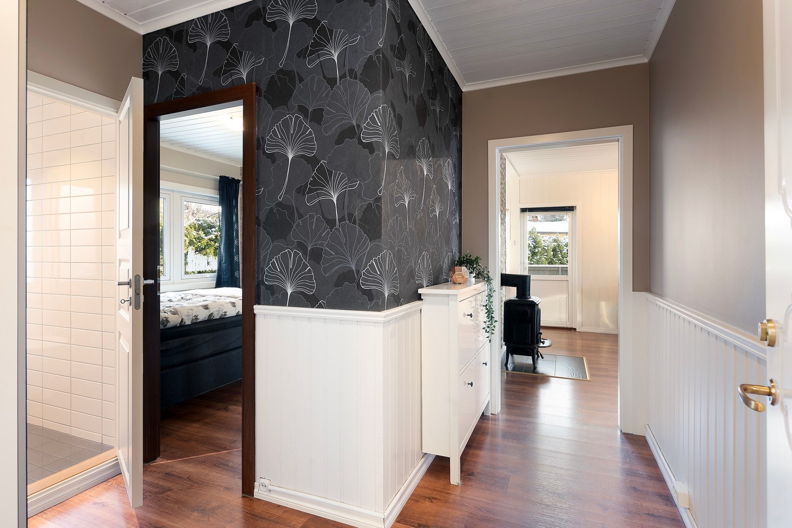 Entréen har lyse, tidløse farger på veggene og lyst panel, som gir et velkommende og luftig inntrykk Galleribilde