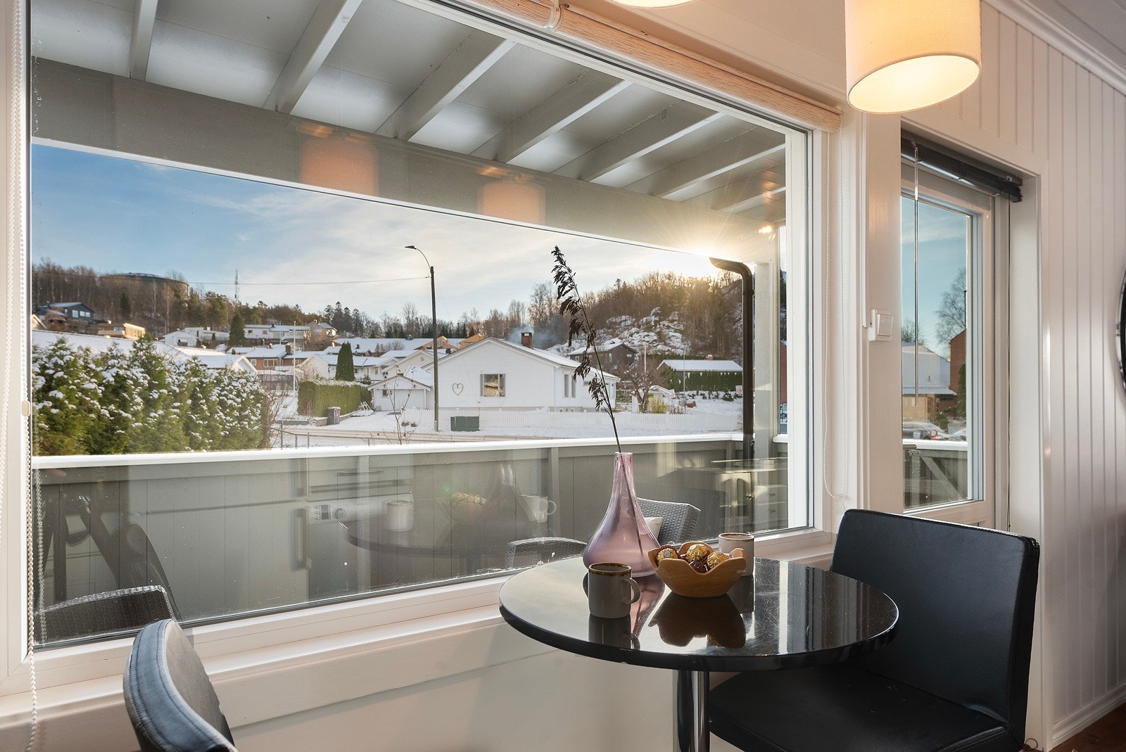 Fra stue og kjøkken har du direkte utgang til en overbygget balkong, perfekt for å nyte utelivet året rundt Galleribilde