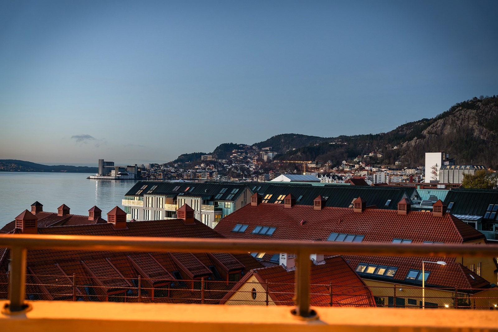 - Fra leiligheten er det kun en kort spasertur til badebryggen ved Sandviksbodene, hvor du kan ta et herlig bad - Galleribilde