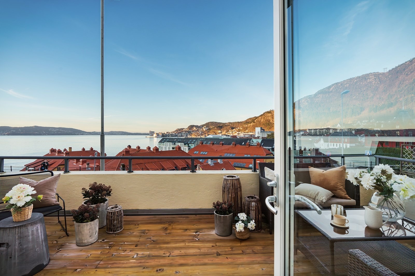 - Fra stuen har du utgang til en stor og fin takterrasse - Galleribilde