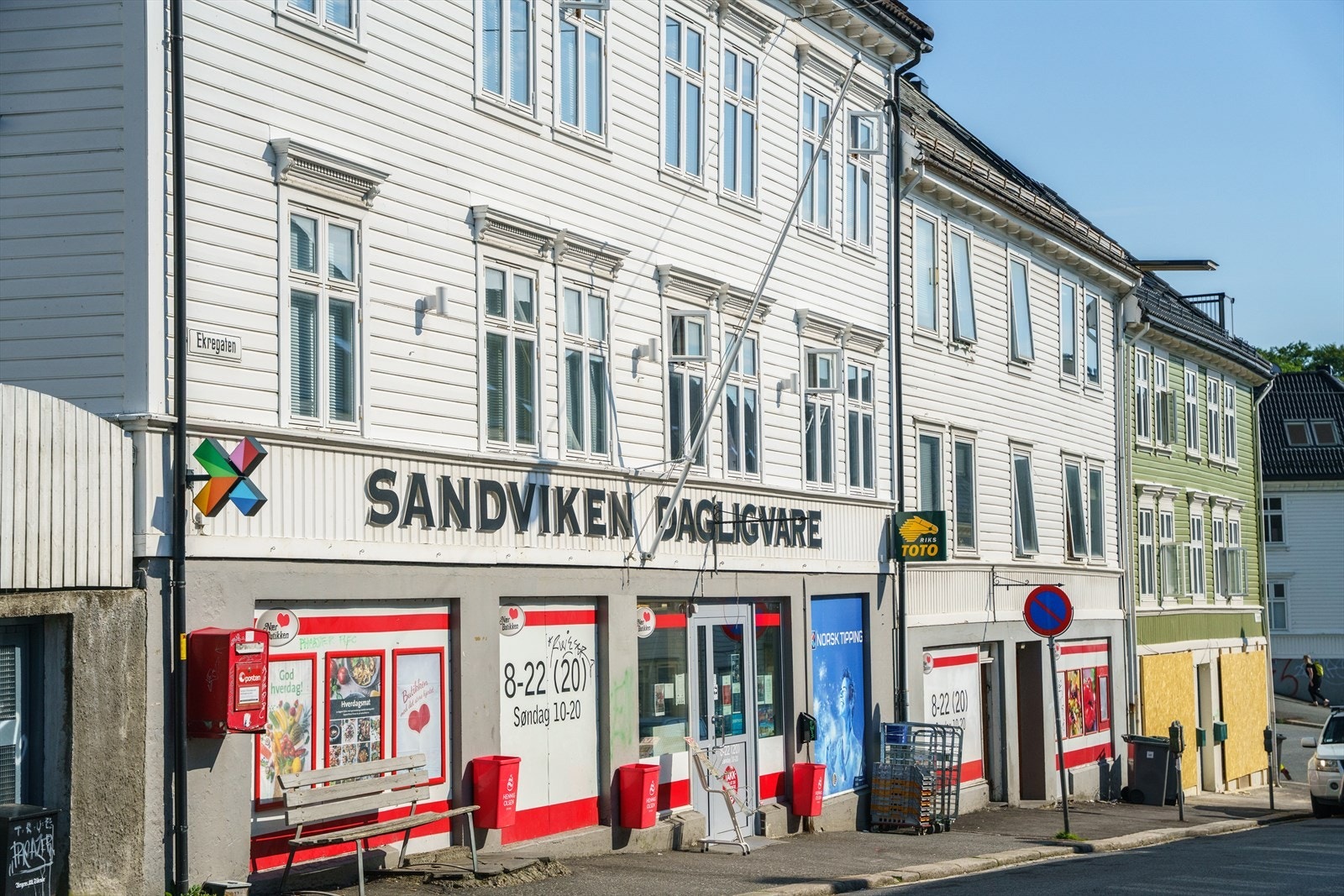 - Søndagsåpen dagligvare kun fem minutter gange fra leiligheten. I tillegg finner du Joker og Domino's Pizza på Sandvikstorget bare seks minutters unna - Galleribilde