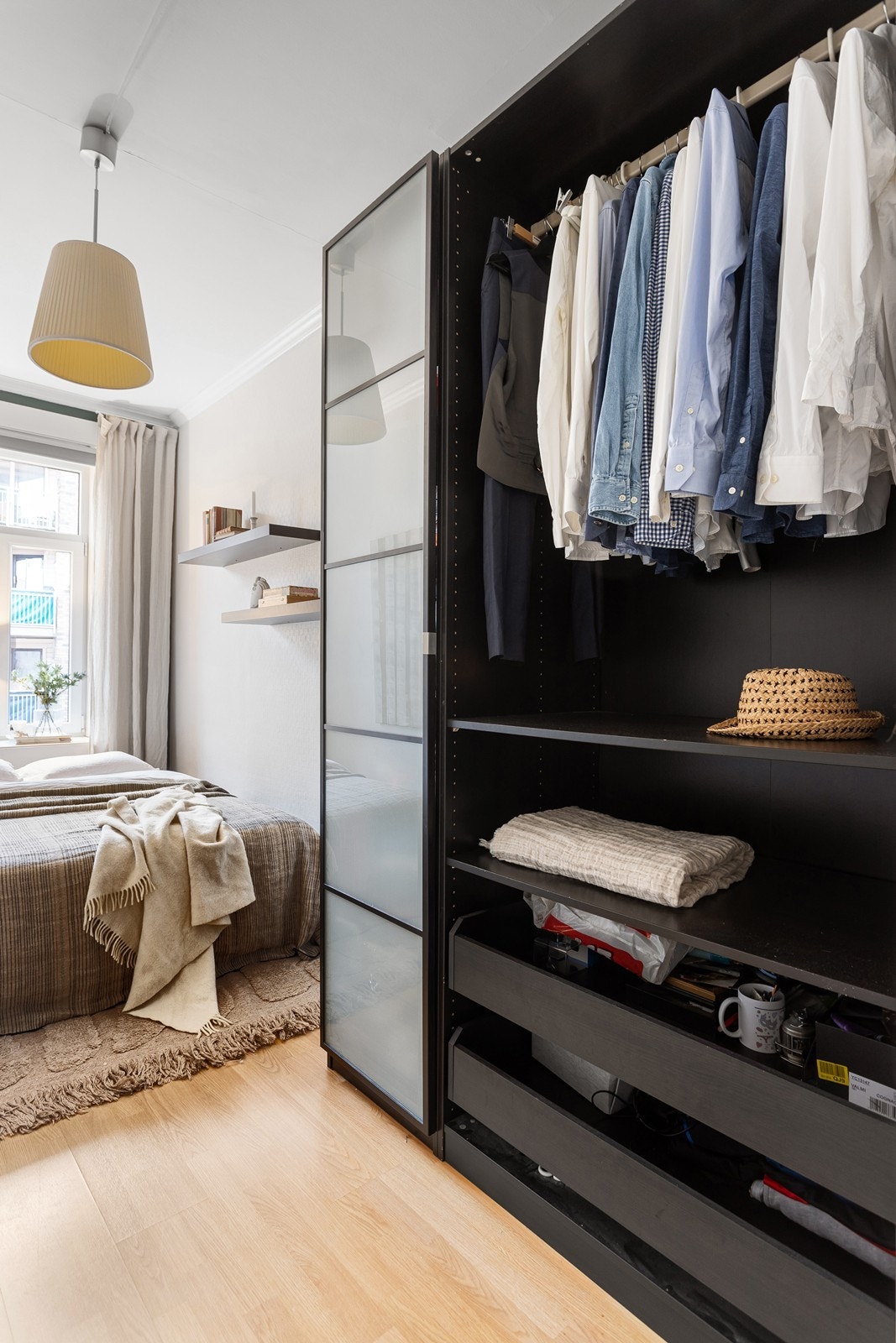 Store garderobeskap på soverom 2 Galleribilde