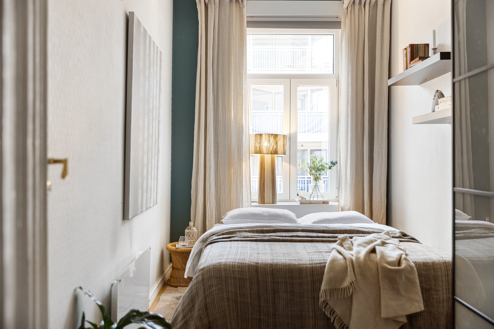 Soverom 2 med adkomst fra entréen. Galleribilde