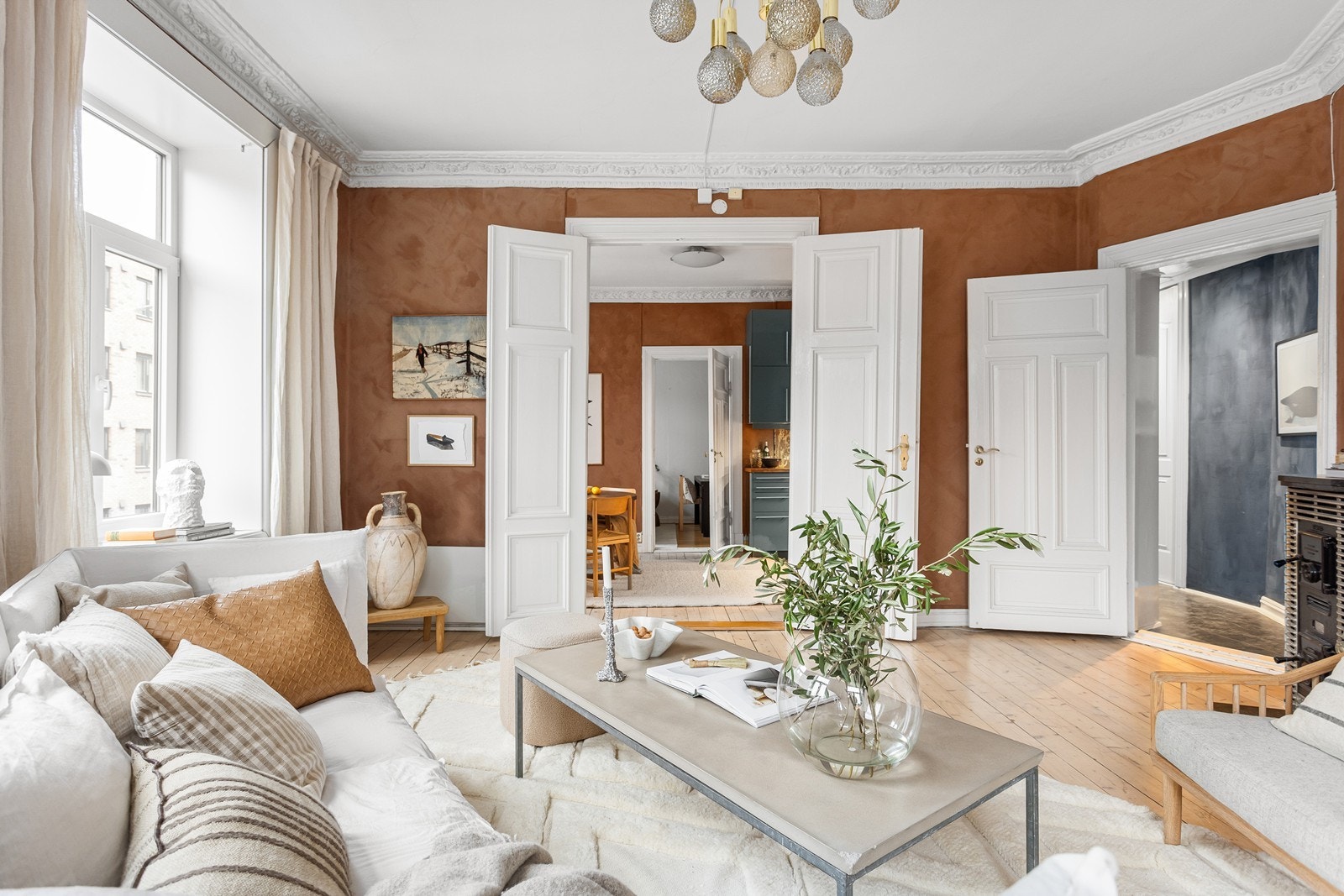 Klassiske detaljer som doble fløydører og stukkatur i himling. Galleribilde