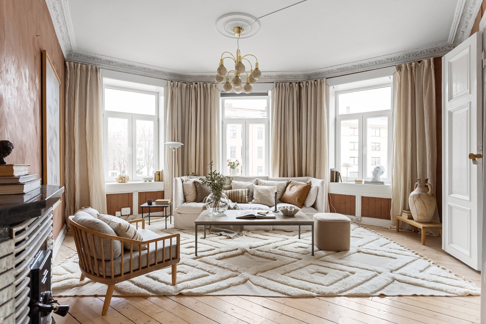 Stor hyggelig stue med vedkamin, alle vinduene ut mot gaten er fra 2018 Galleribilde