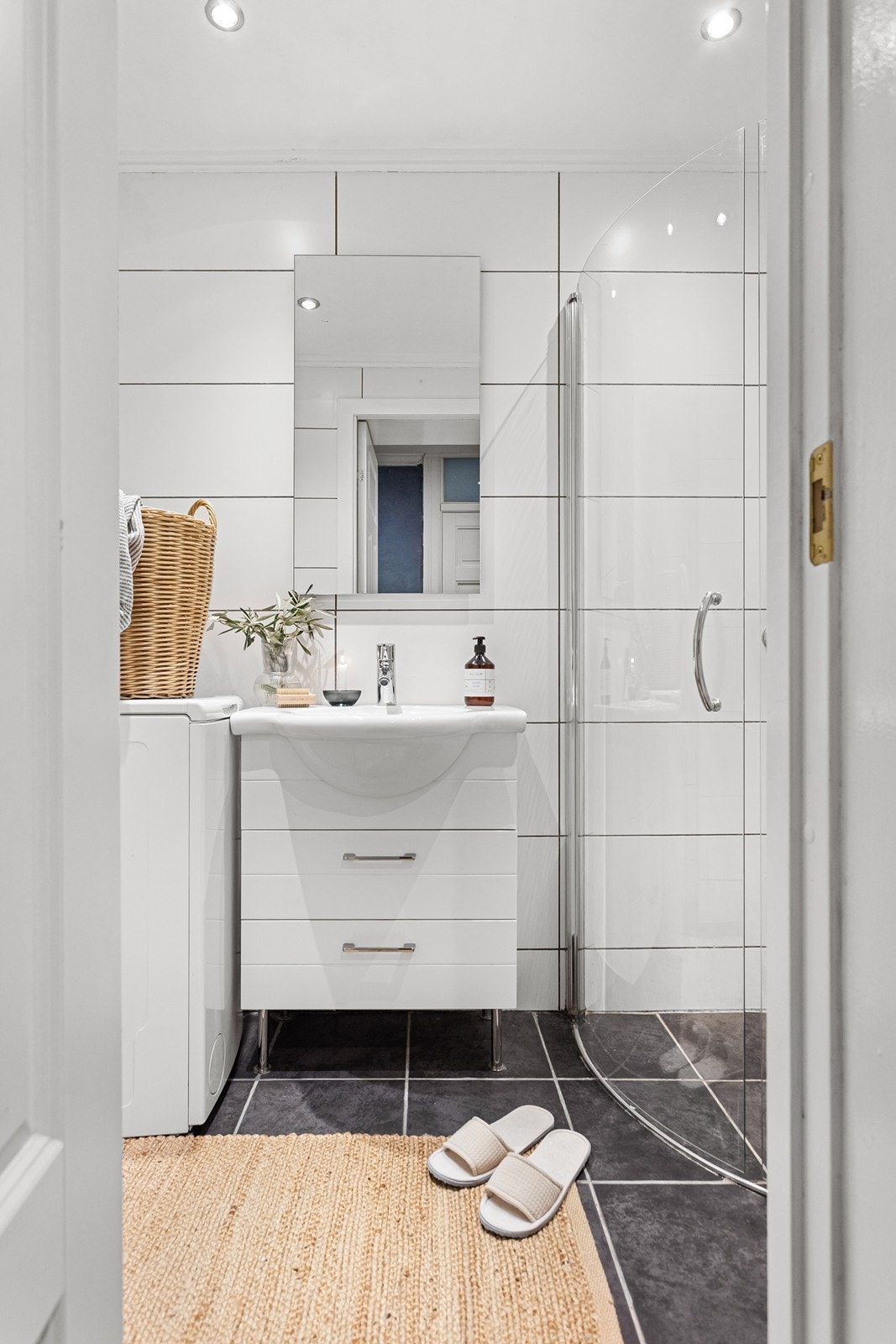 Badet er fra 2008 og har opplegg for vaskemaskin og dusjhjørne. Galleribilde