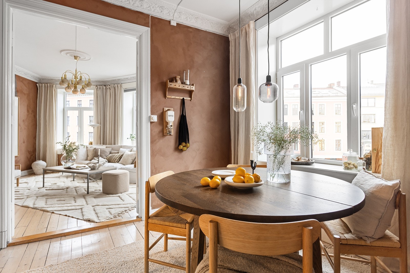 Kjøkkenet har god plass til spisesone Galleribilde