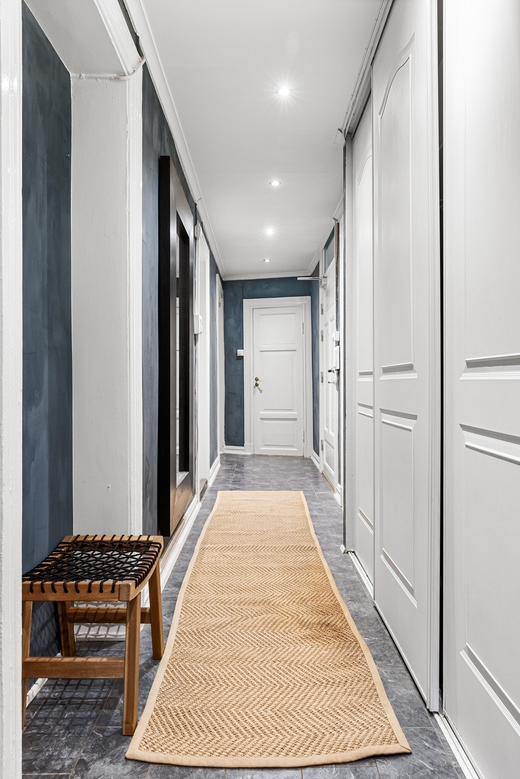 Lang entré med skyvedørsgarderobe og tilgang til stue, soverom 2, bad og separat toalett. Galleribilde