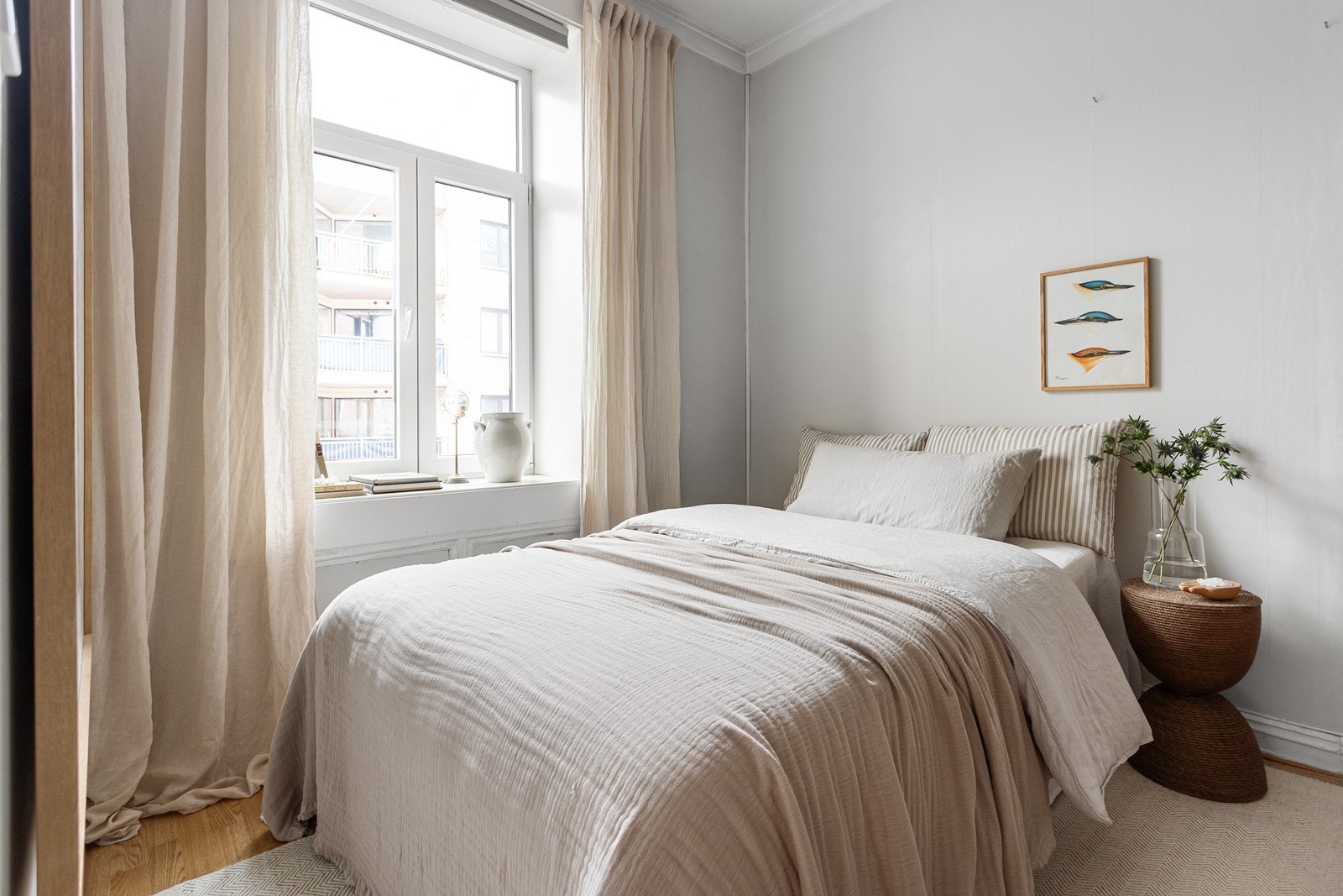 Soverom 1 har god plass til dobbeltseng Galleribilde