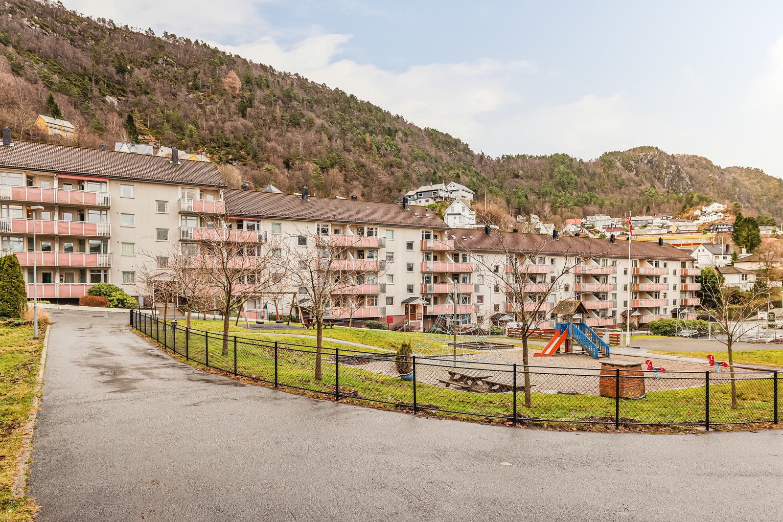 Borettslaget skal rehabiliteres i 2025 da blir det nye fasader, dører, vinduer, balansert ventilasjon, varmepumpe, male trappeganger og inngangspartier. Galleribilde