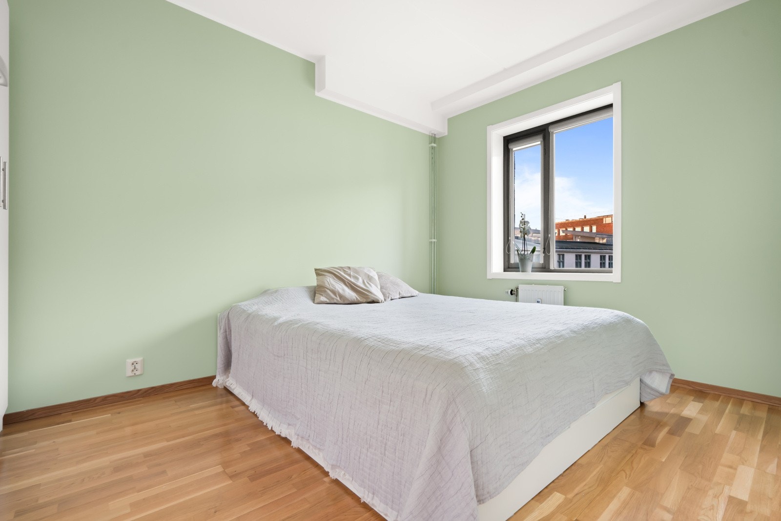 Hovedsoverommet har en fin størrelse og er malt i delikate farger Galleribilde