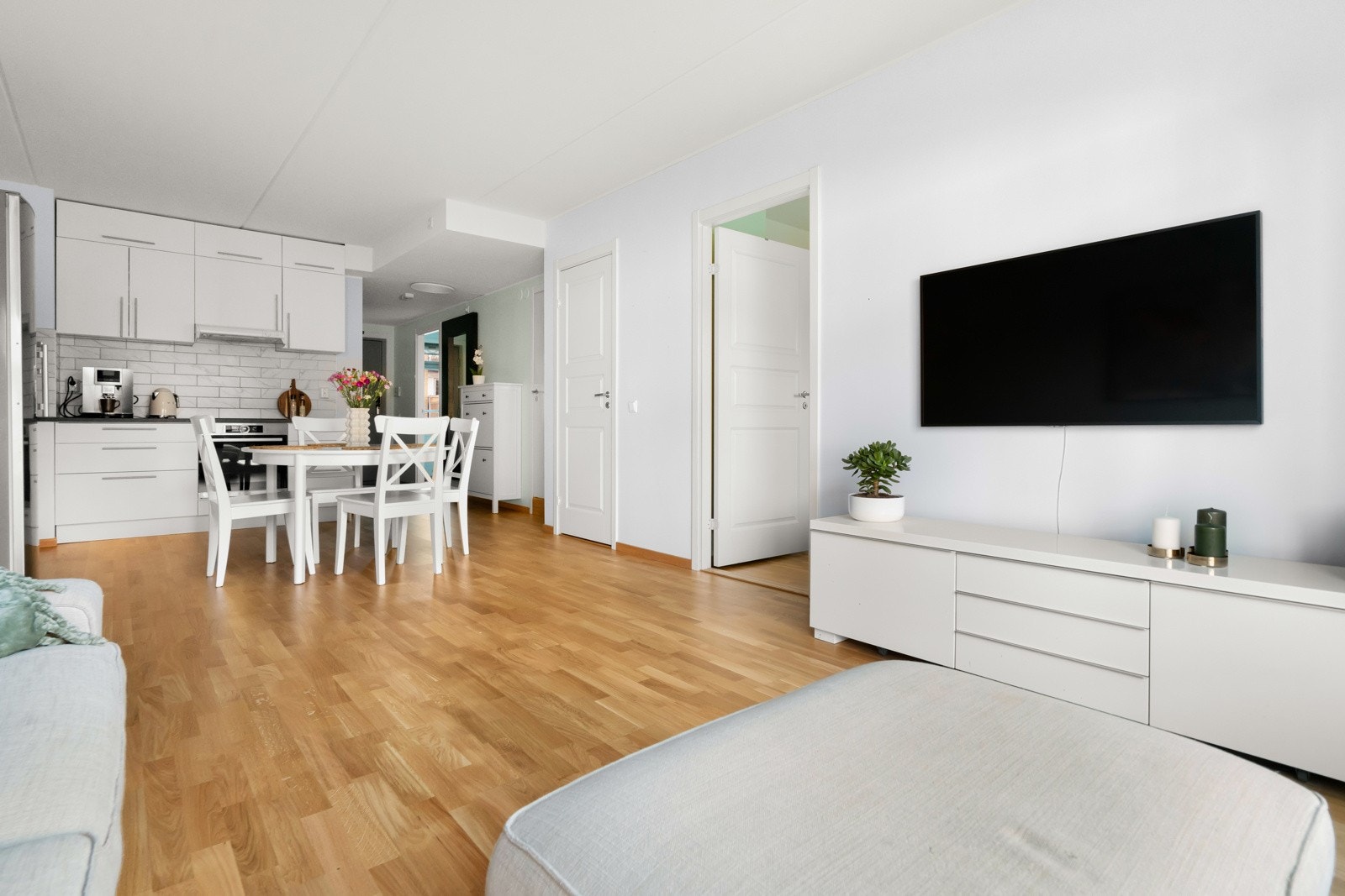 Sosial og åpen løsning mellom kjøkkenet og stuen Galleribilde