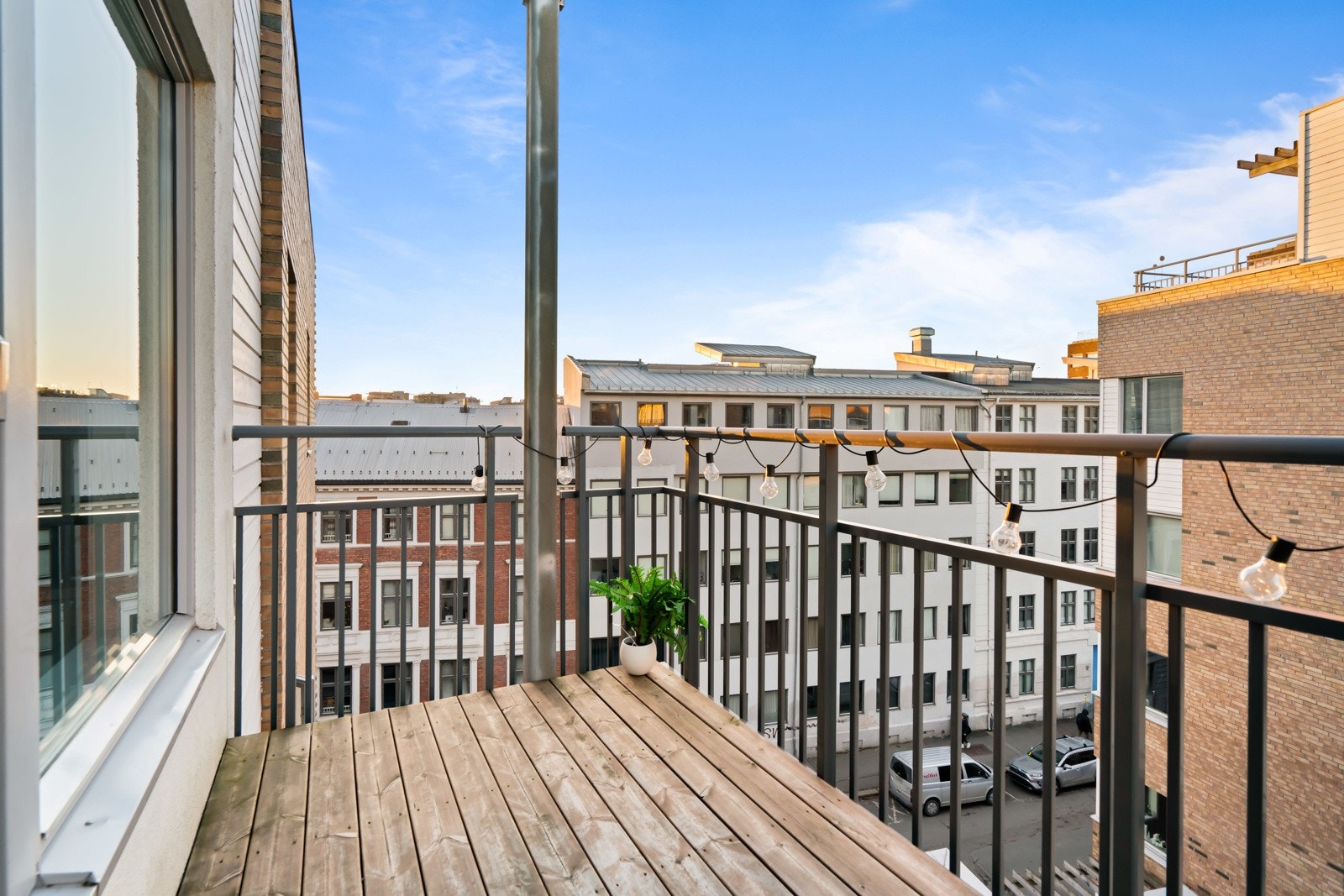 På balkongen har du solen fra ca. kl 15-21 i følge selger Galleribilde