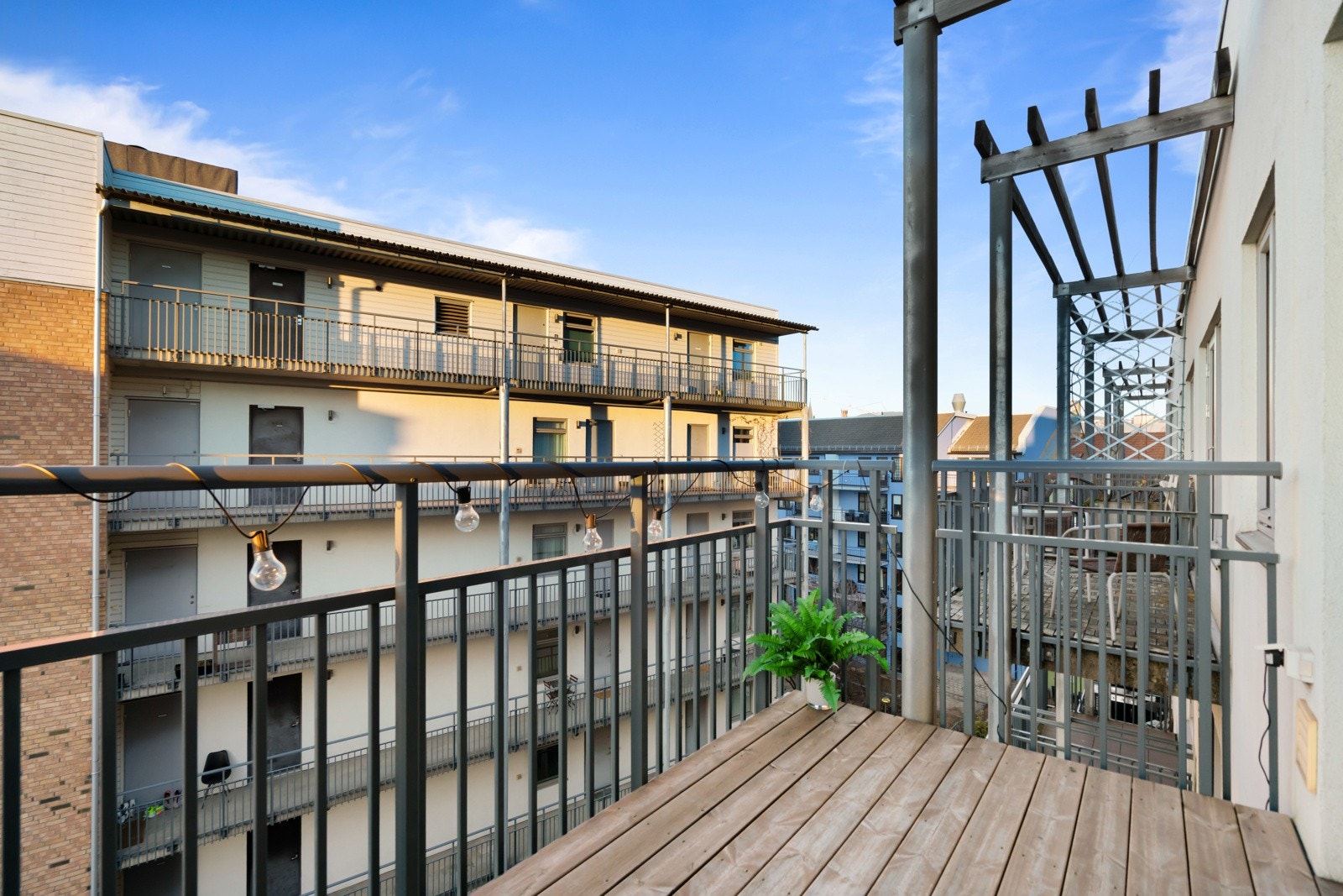 Fra stuen er det utgang til sydvestvendt balkong på ca. 5m² Galleribilde