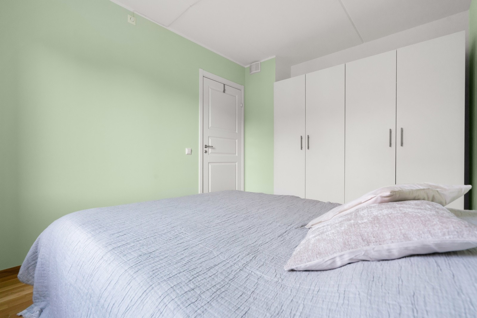 Godt med oppbevaring på soverommet Galleribilde