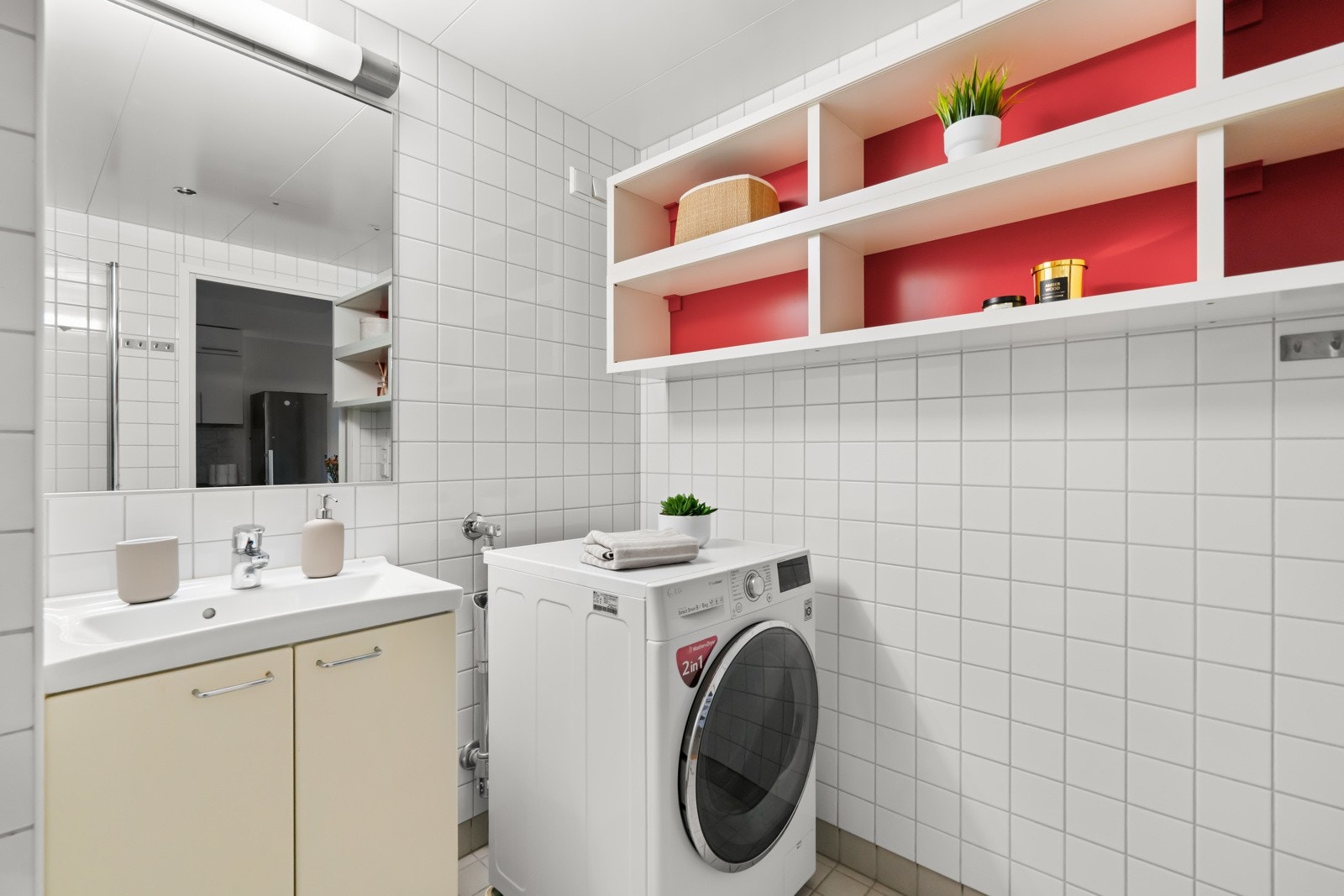 Badet er innredet med servantseksjon, speil, dusjhjørne med innfellbare glassvegger og veggmontert toalett Galleribilde