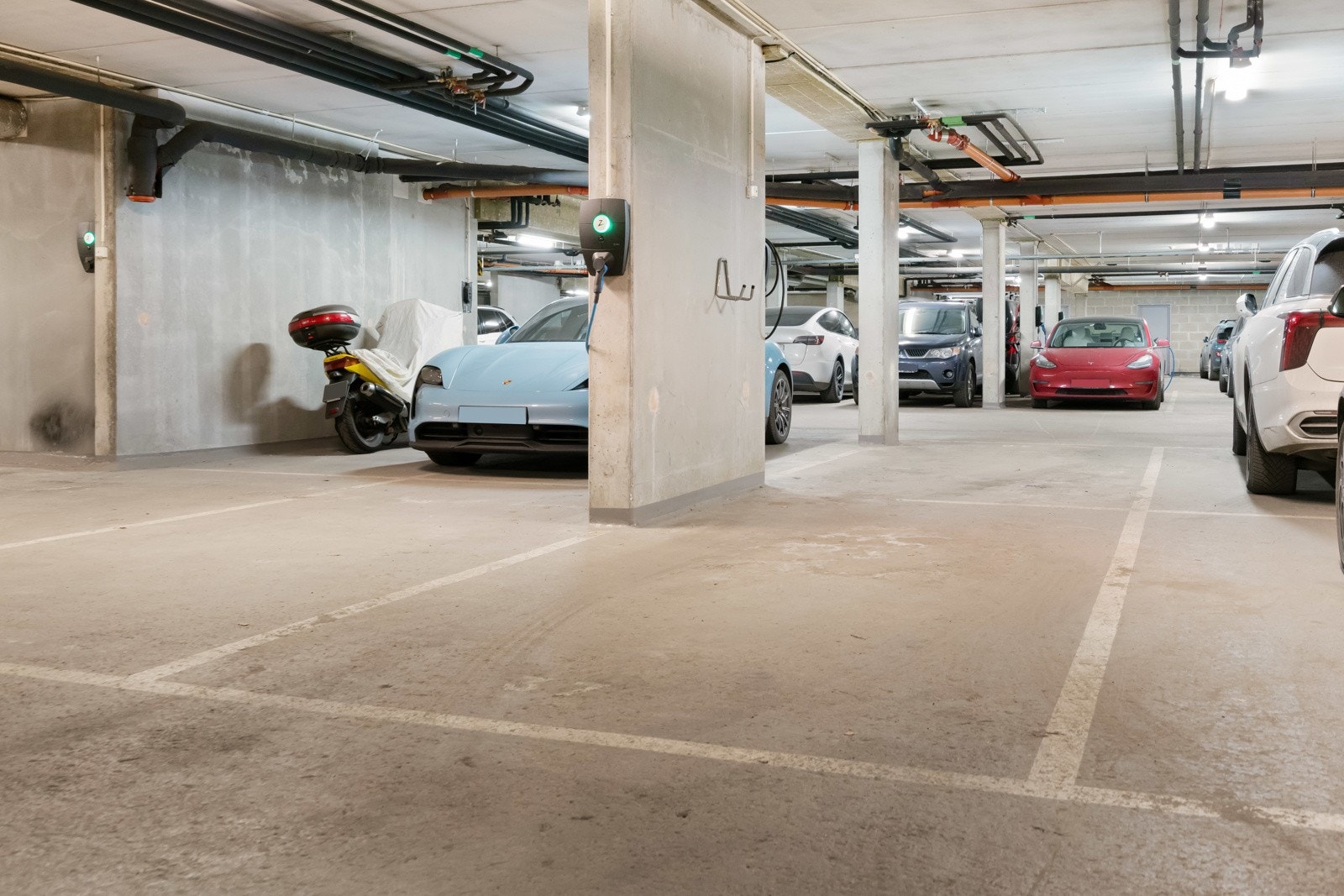 Medfølger egen garasjeplass med lader Galleribilde