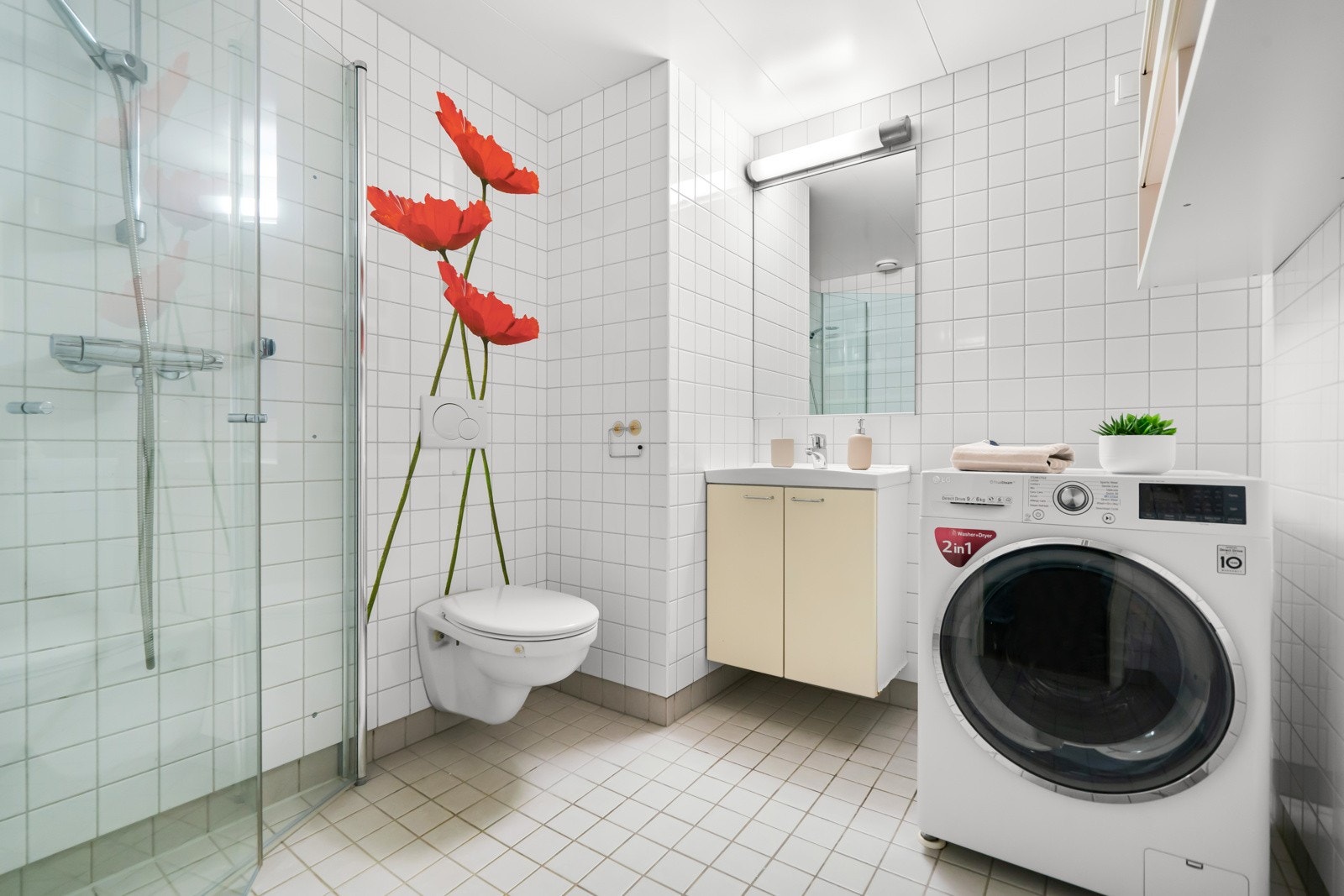 Pent flislagt bad med flislagte overfalter med varmekabler i gulvet Galleribilde