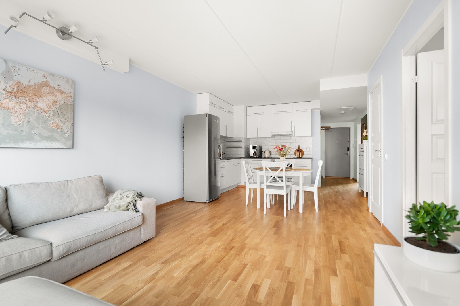 Overflatene i leiligheten er nymalt og gulvet er belagt med 3-stavs eikeparkett Galleribilde