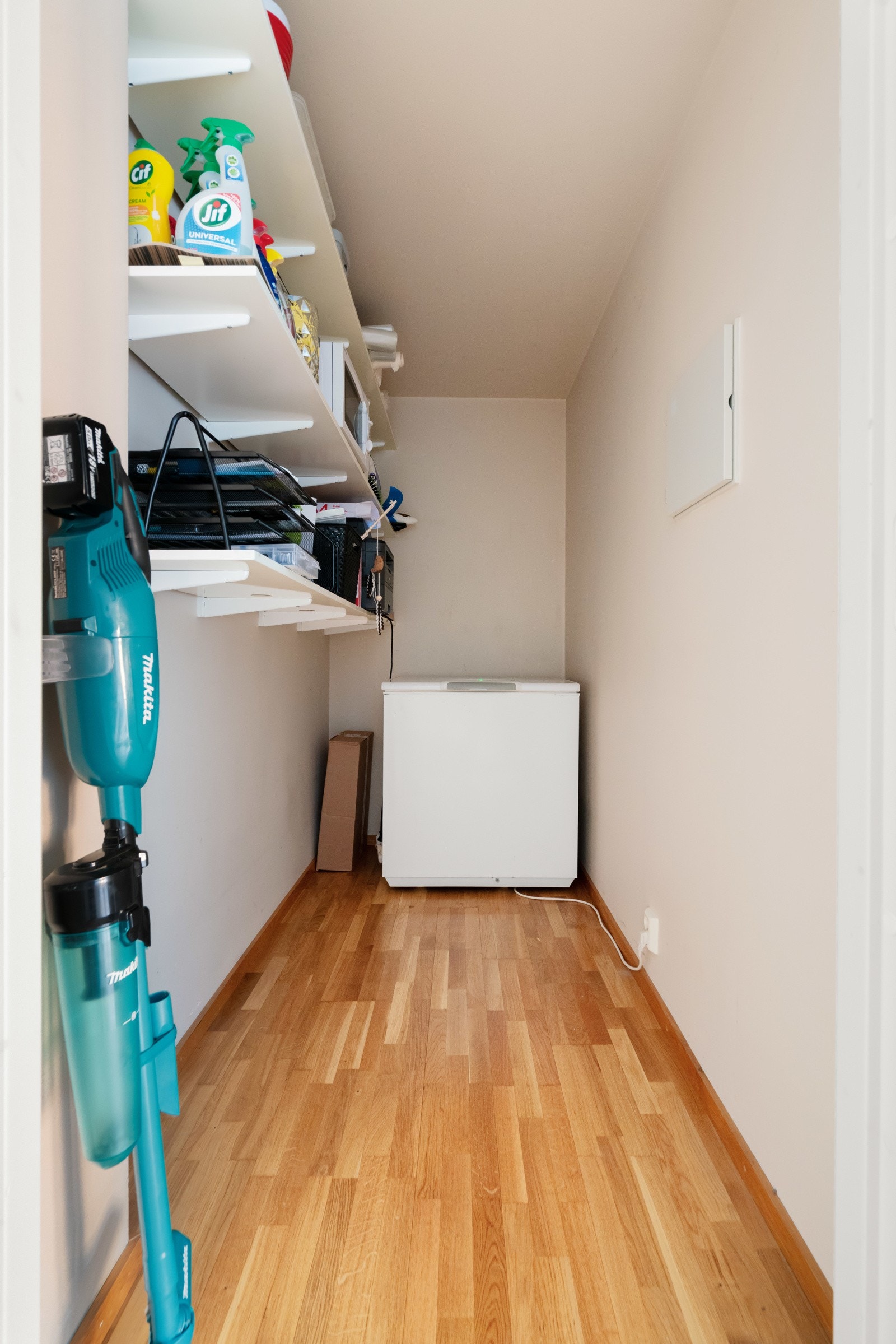 Innvendig bod med hyller Galleribilde