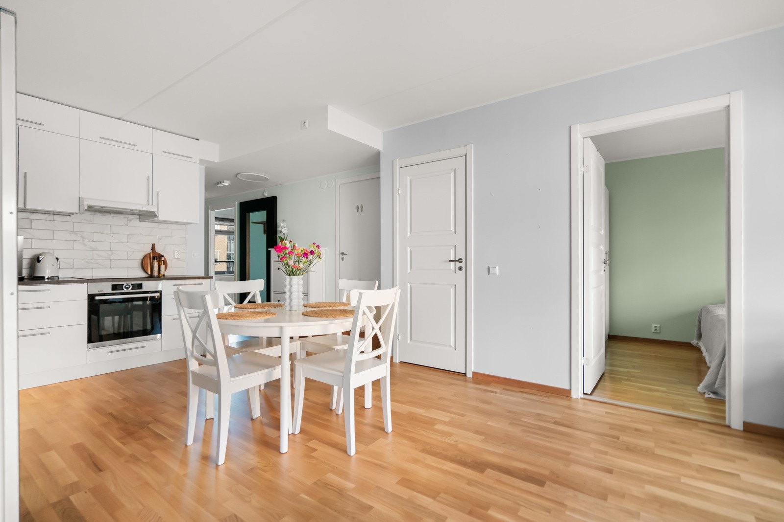 I tilknytning til kjøkkenet er det god plass til ønsket spisestue Galleribilde