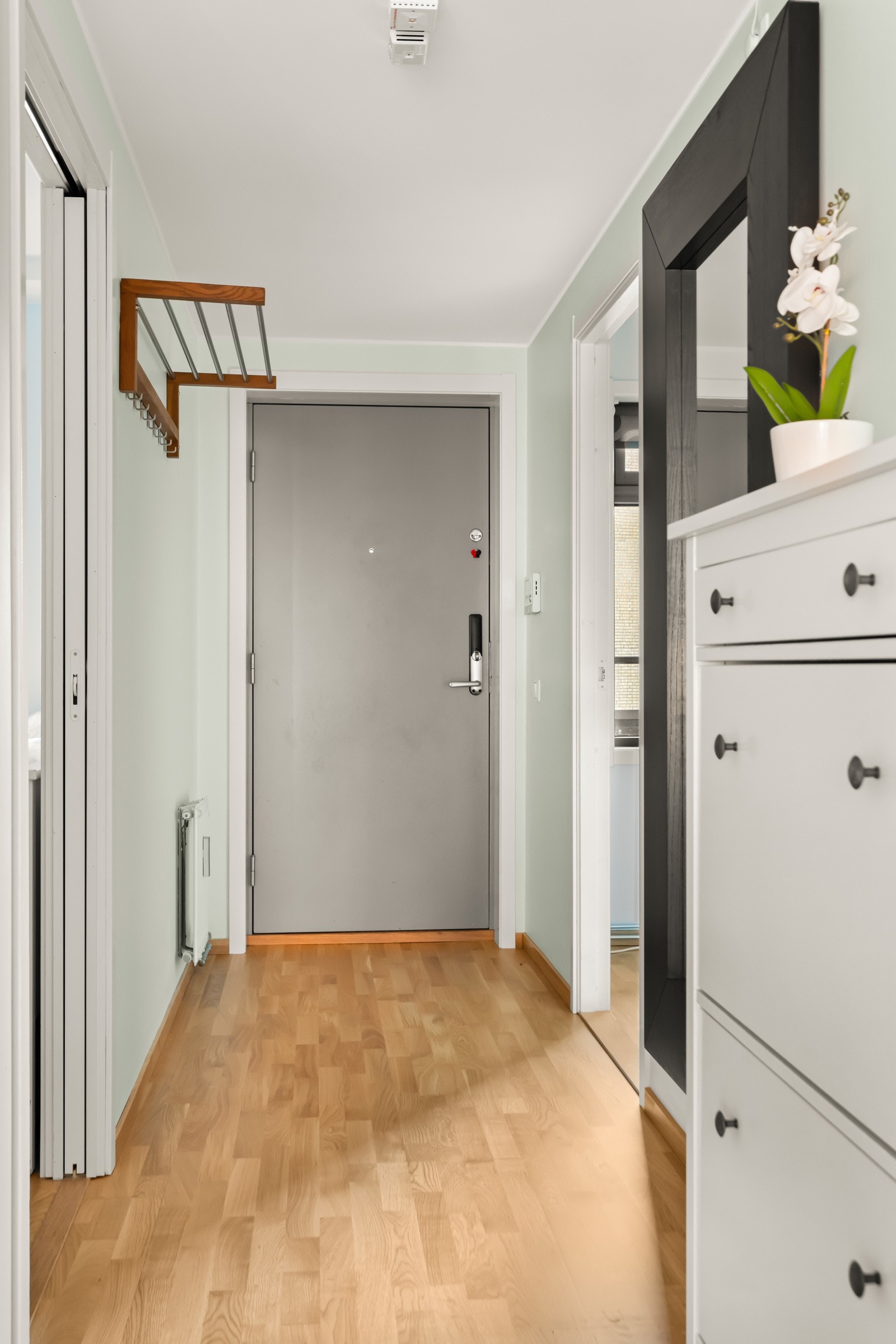 Velkommen inn! Leiligheten ligger i byggets i 6.etasje, og har adkomst via heis Galleribilde