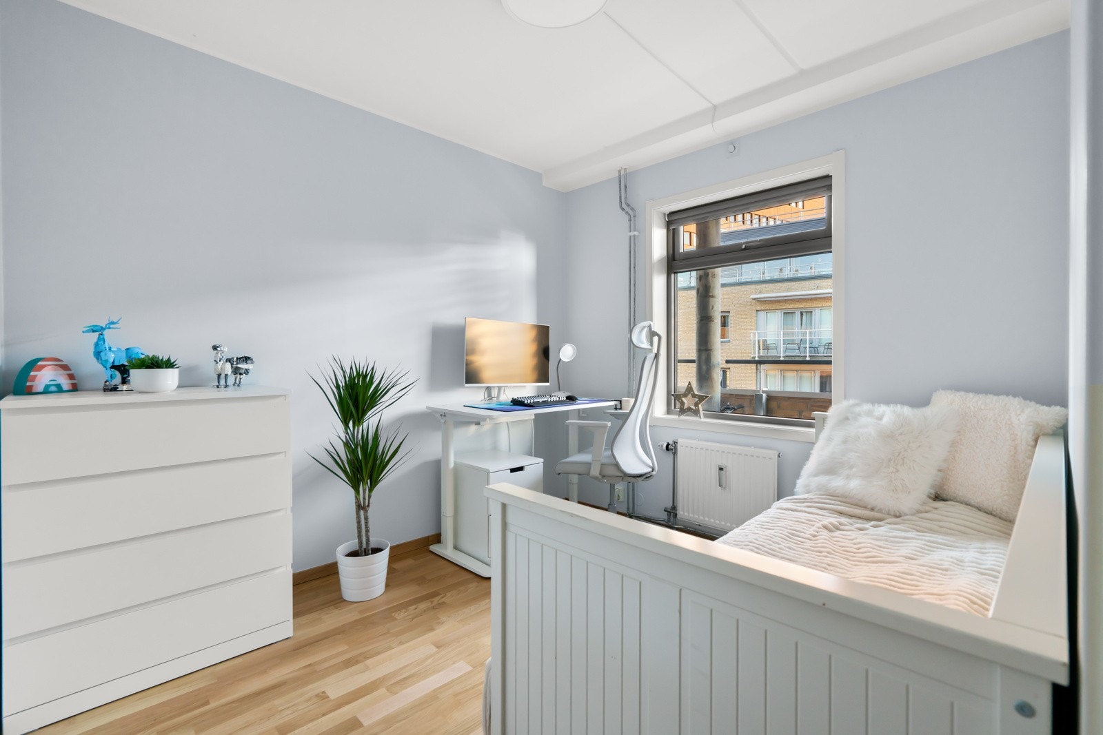 Alle tre soverommene har plass til seng, nattbord og garderobeskap Galleribilde