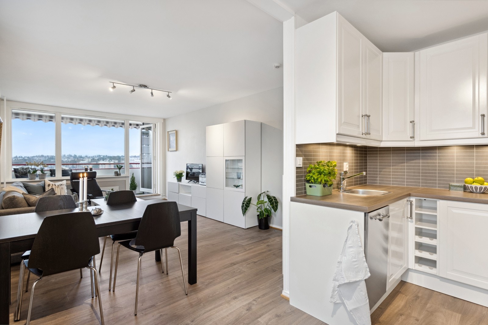 Delvis åpen og fin kjøkkenløsning som gir ekstra godt med lys inn. Galleribilde