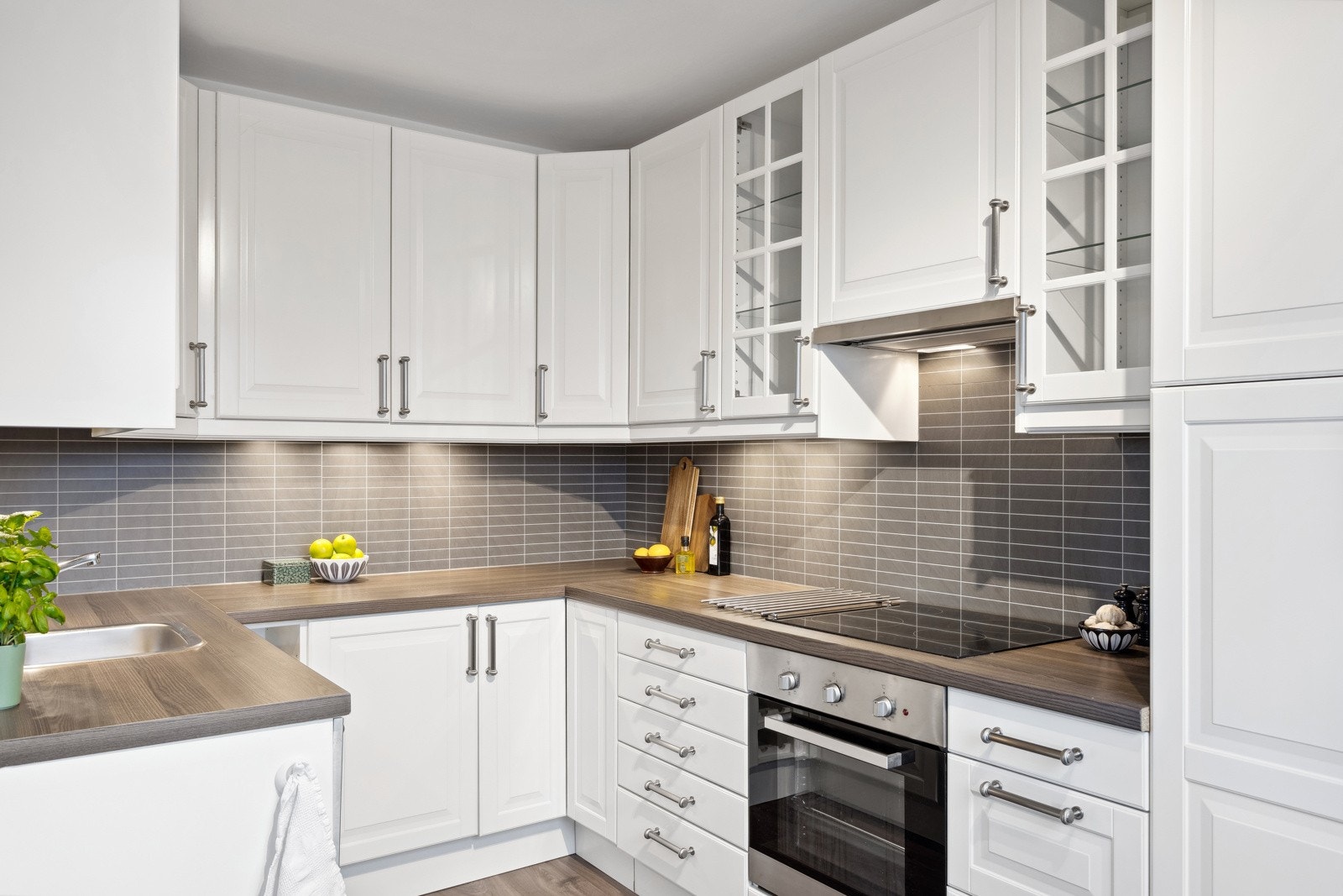 Pent og velholdt kjøkken med god skap- og benkeplass. Galleribilde