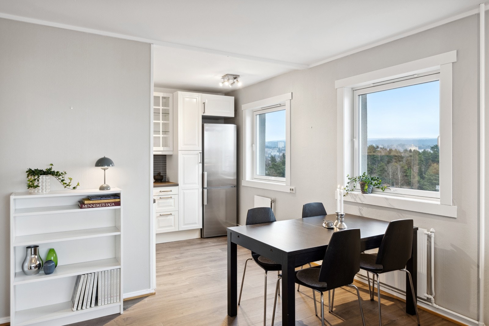 Fin spiseplass som ligger i tilknytning til kjøkkenet. Galleribilde