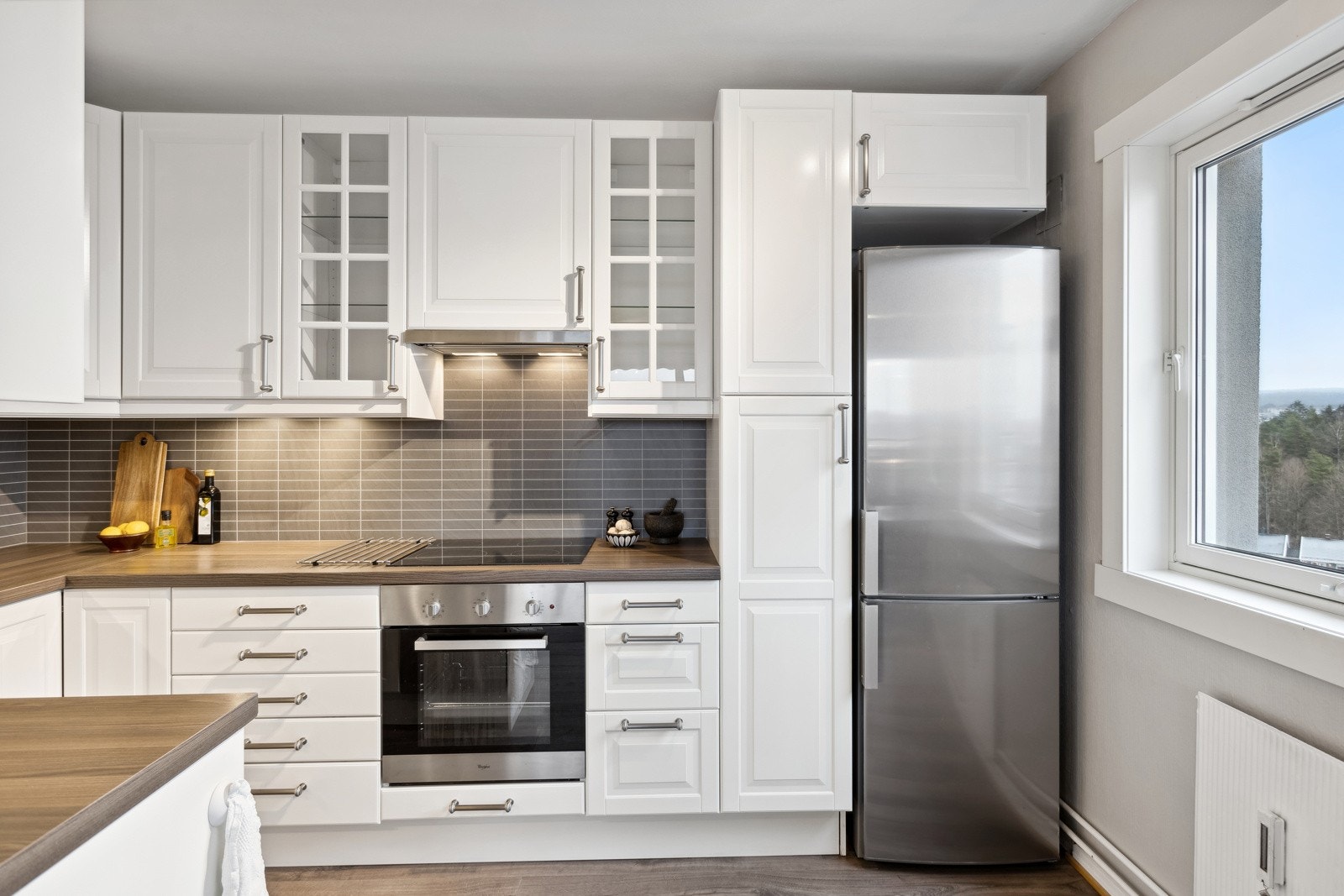 Pent og velholdt kjøkken fra IKEA fra 2012. Alle hvitevarer medfølger. Galleribilde