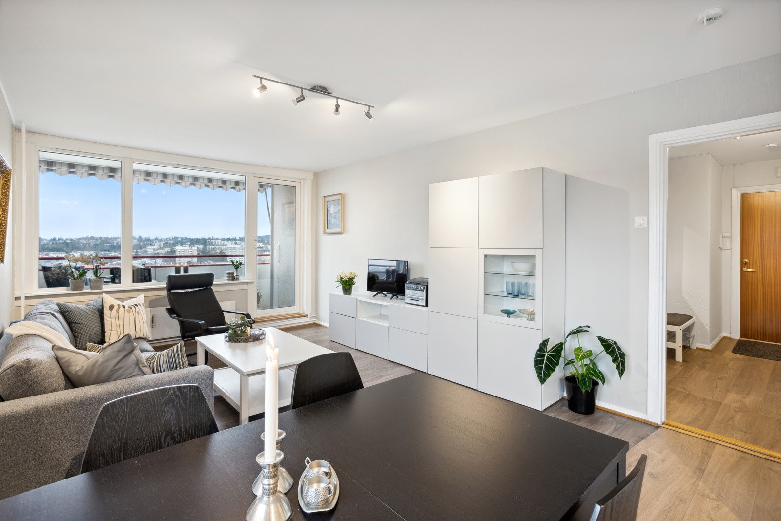 Lys stue med store vindusflater og utgang til solrik balkong med ettermiddags- og kveldssol. Galleribilde