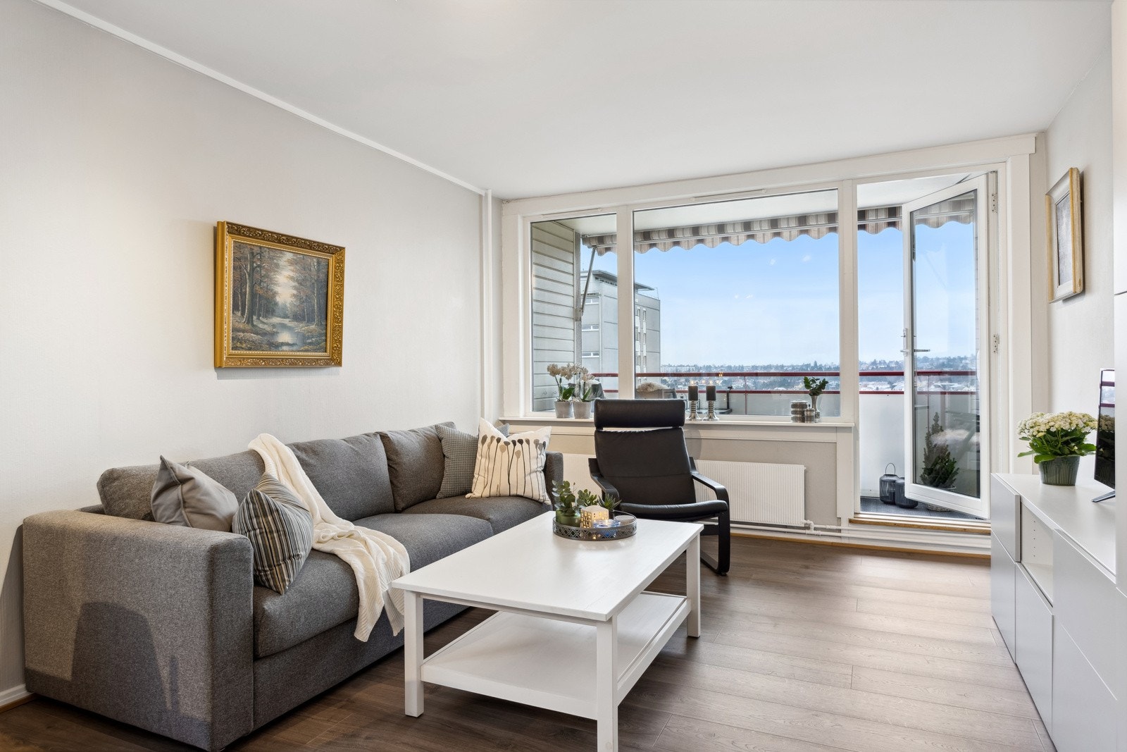 Stue med vindu som gir godt med lys inn. Galleribilde