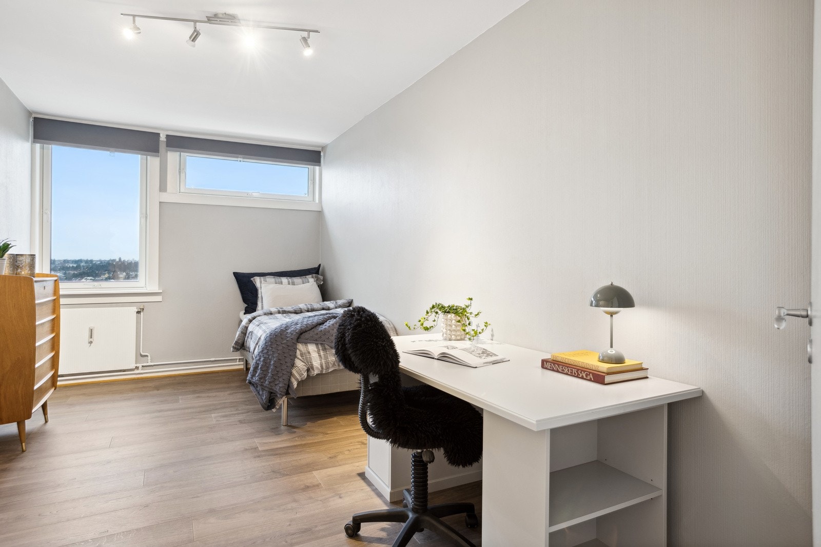 Soverommet er av ekstra god størrelse med god plass til dobbeltseng, nattbord mm. Galleribilde