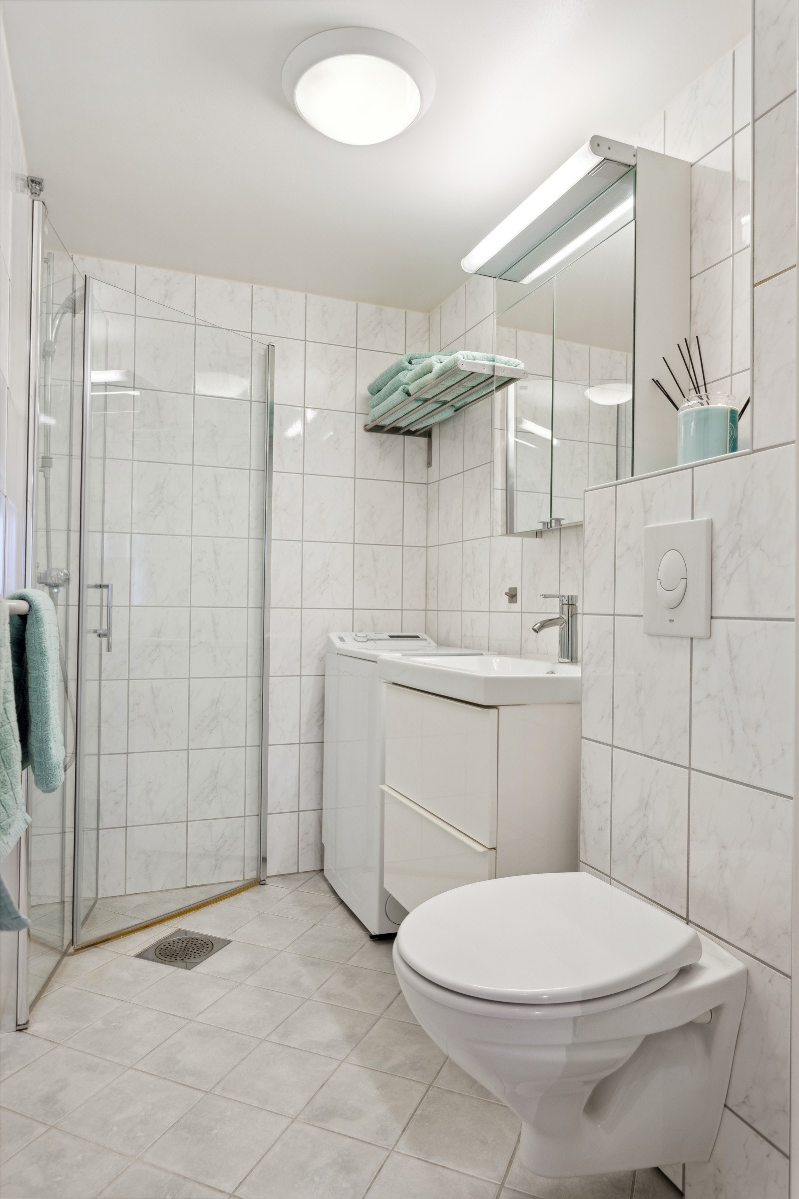 Pent flislagt bad/wc fra 2009 med varmekabler i gulv. Badet er pusset opp i regi av borettslaget. Galleribilde