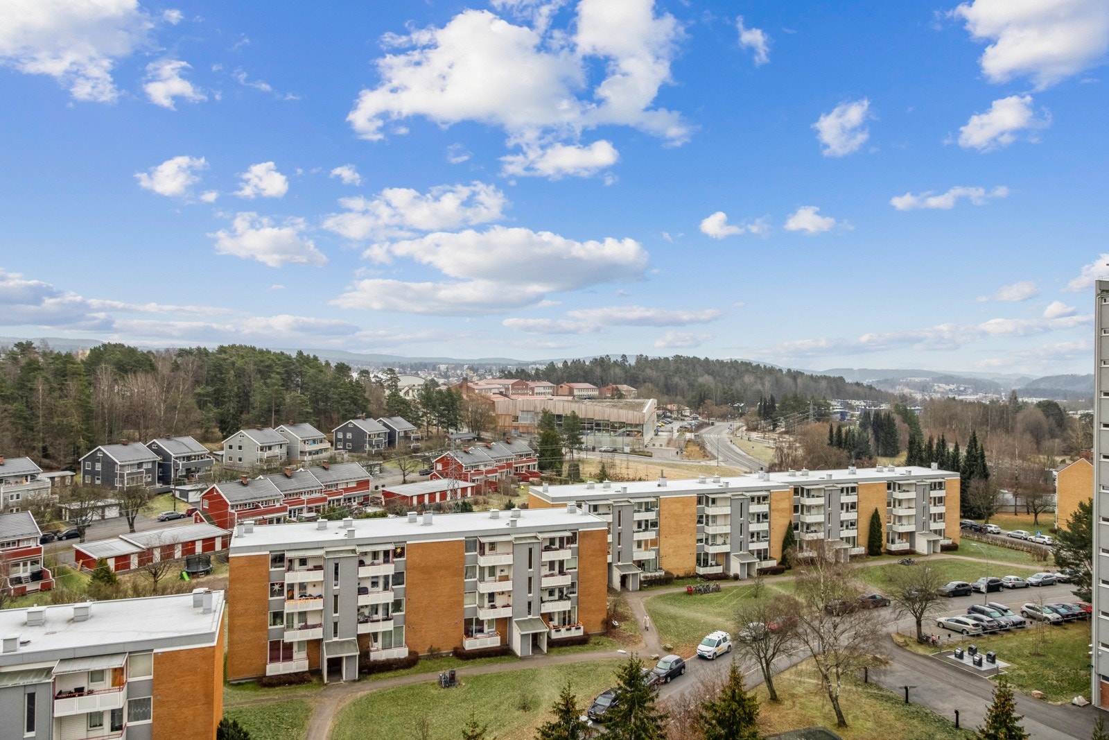 Flott utsikt mot nærområdet og opp mot Ekeberg. Galleribilde