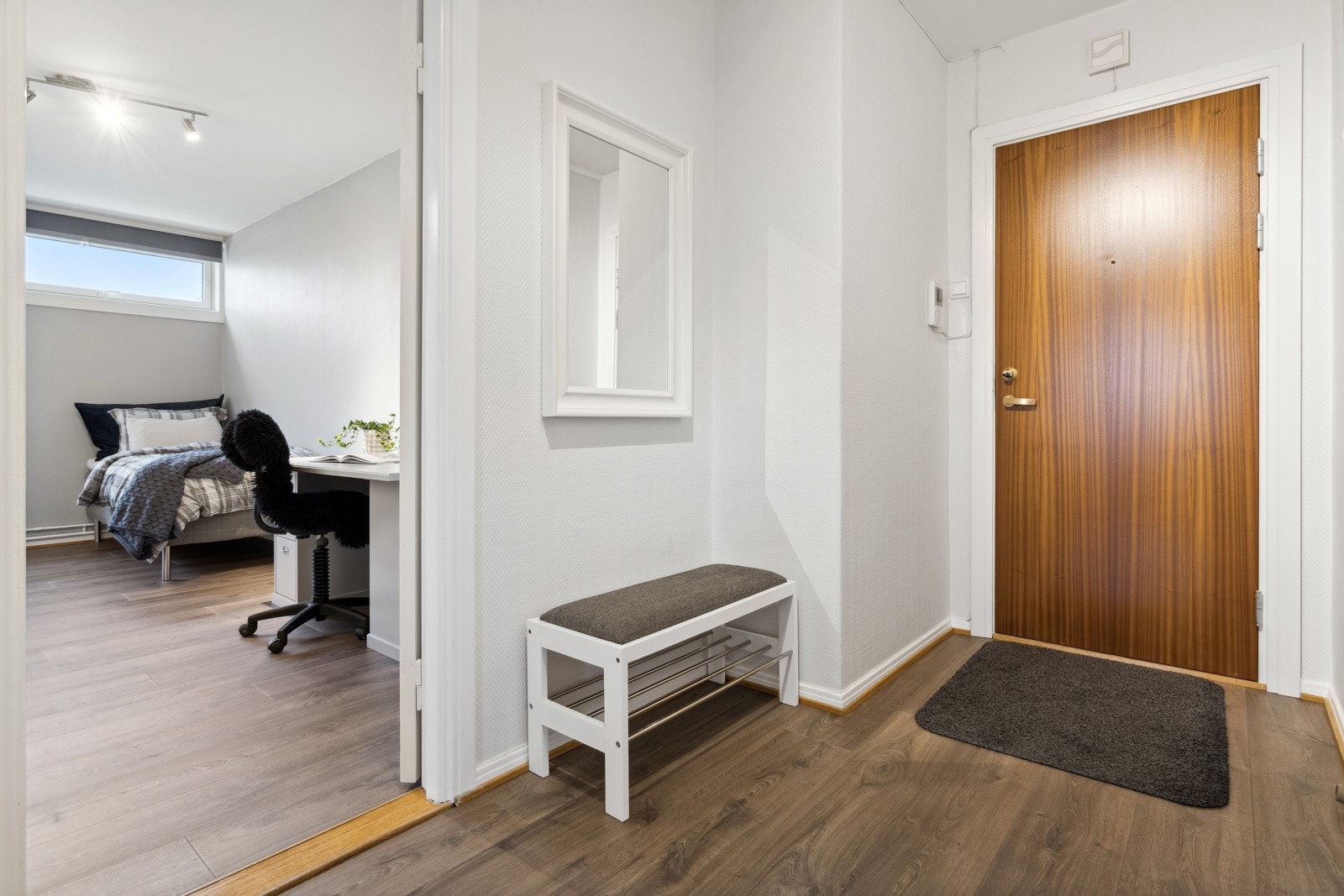 Romslig entré/gang med skoskap og med direkte adkomst til stor innvendig bod/kott med god lagringsplass. Galleribilde