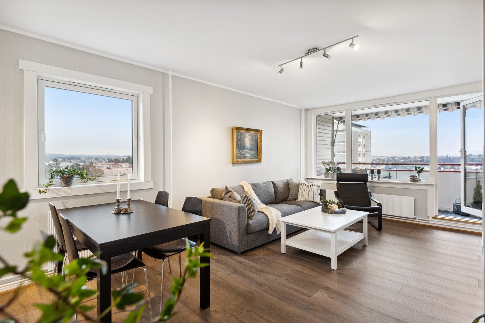 Lys og pen 2-roms hjørneleilighet med fin utsikt! Sydvestvendt balkong med supre solforhold! Galleribilde