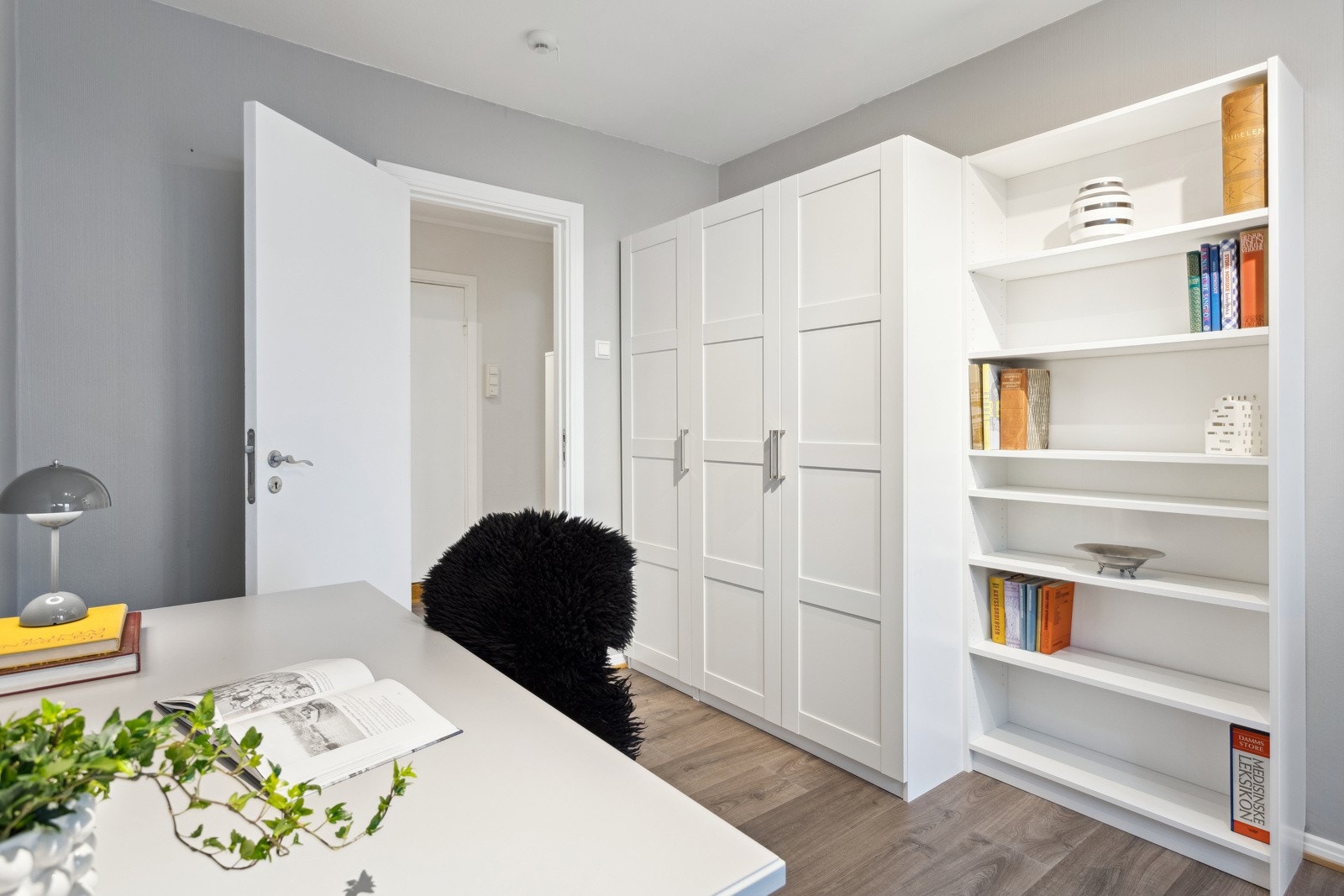 Stort soverom med garderobskap som medfølger. Galleribilde