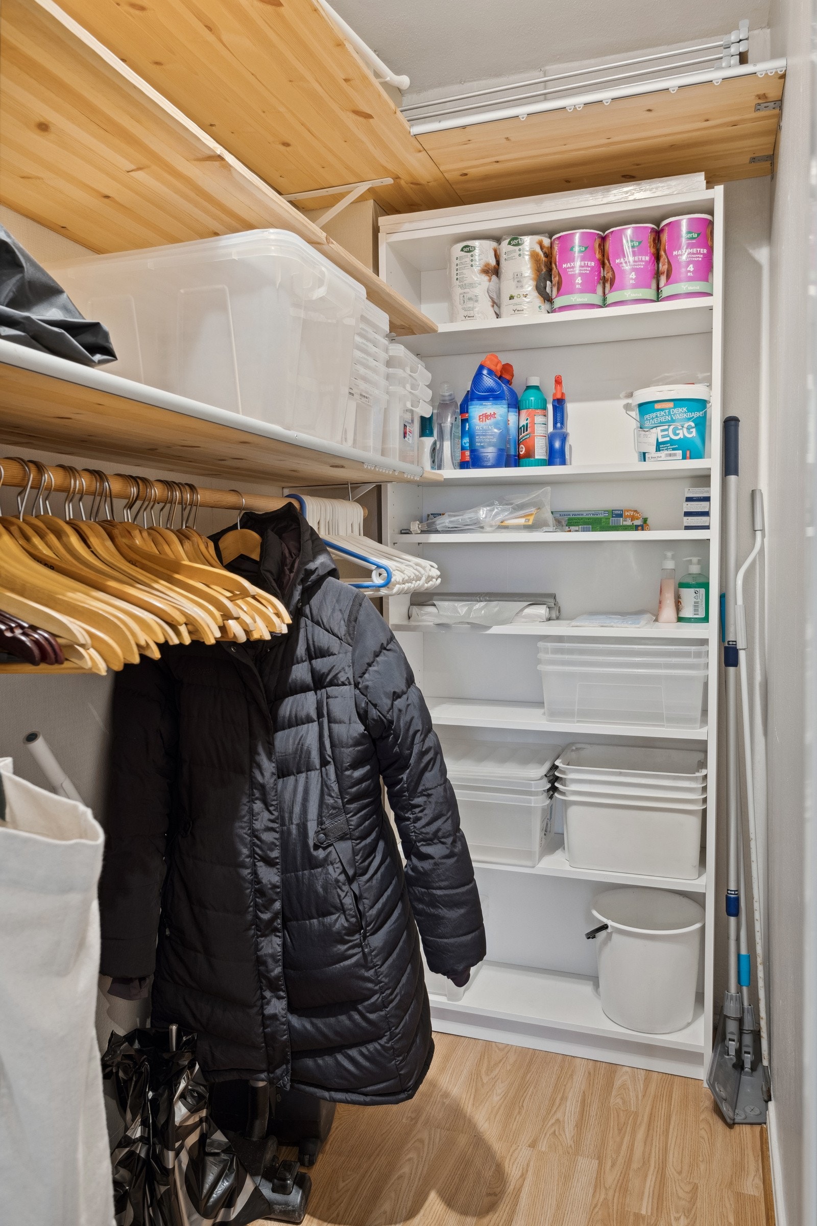 I gangen/entreen er det garderobekott / innvendig bod med god lagringsplass. Galleribilde