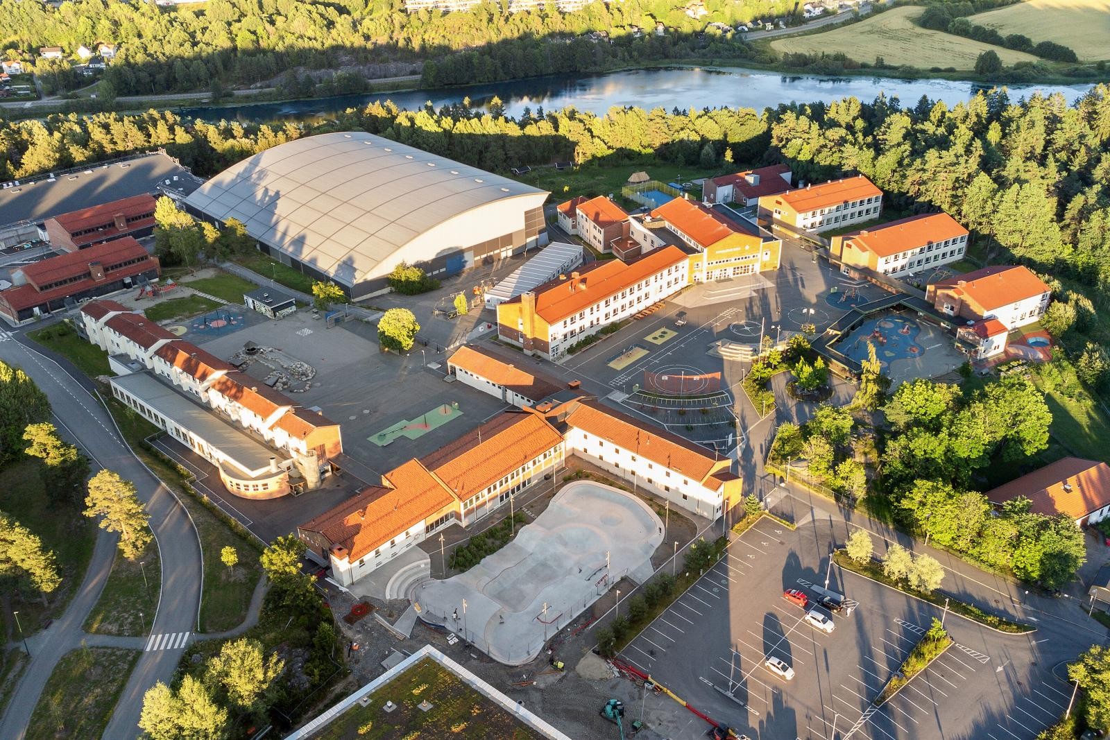 Kort vei til Manglerud skole (1. til 10. trinn, samt IB linje). Galleribilde