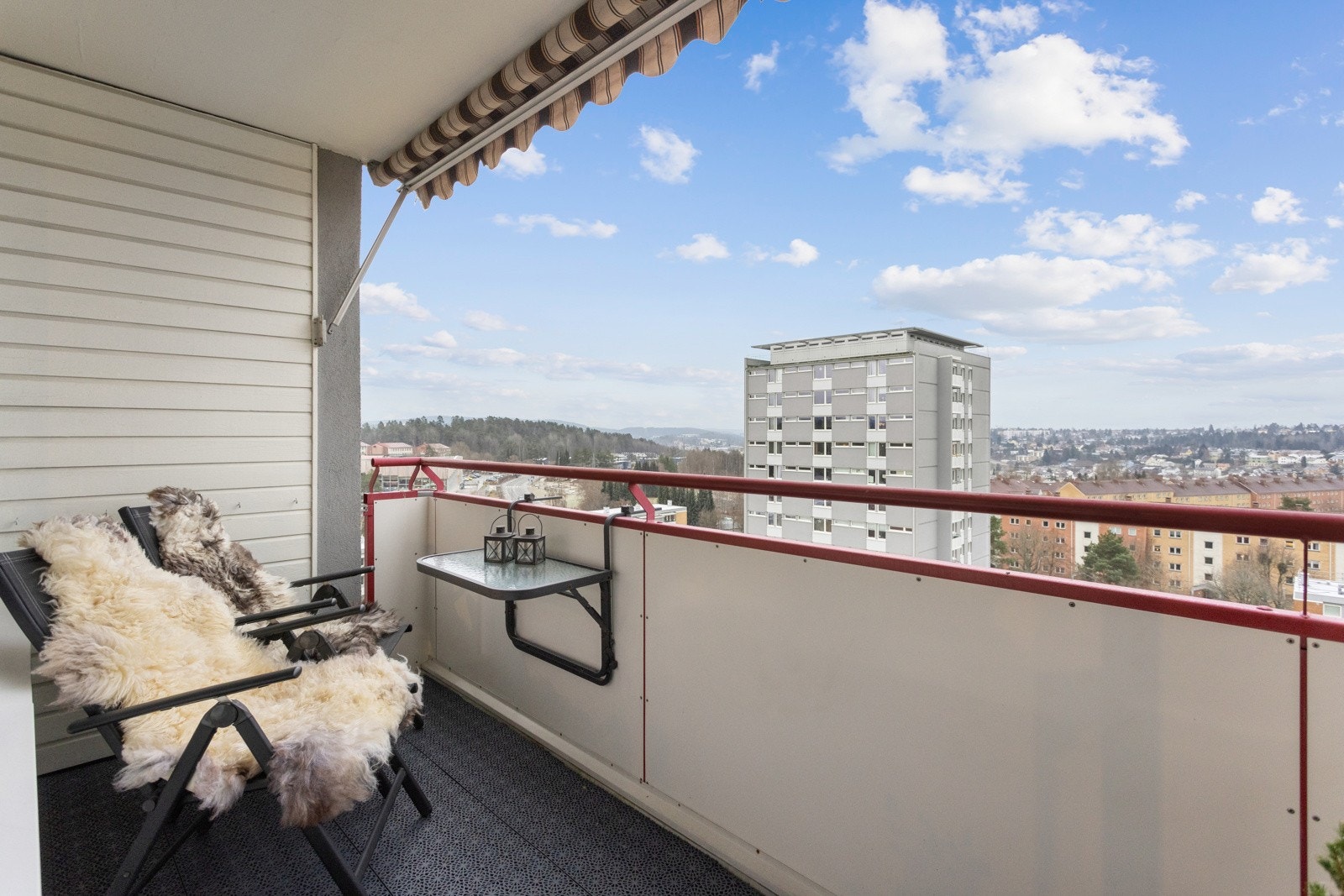 Solrik balkong med supre solforhold. Markise. Galleribilde