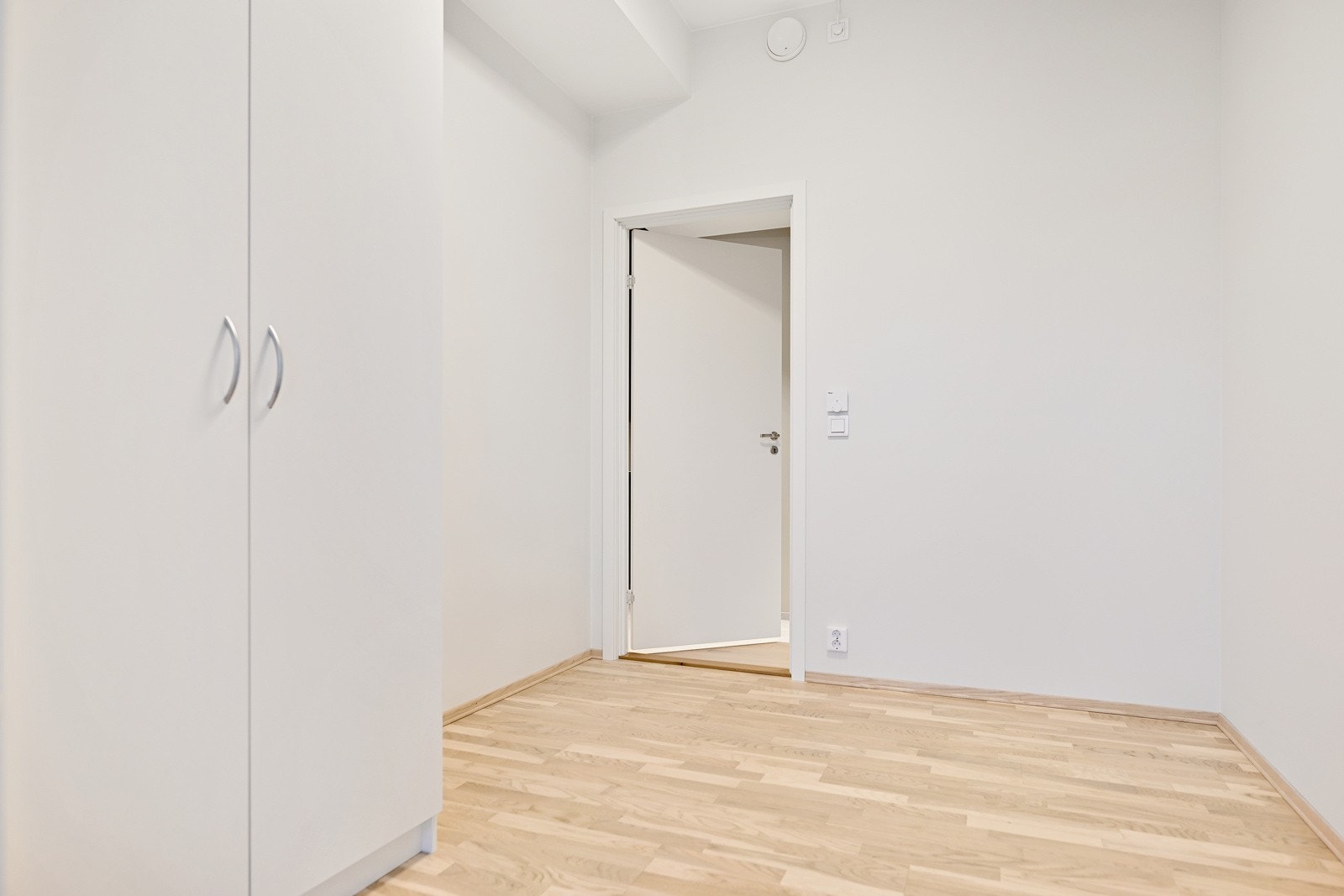 Soverom 1 er på 15kvm og har god plass til både seng og garderobe. Galleribilde